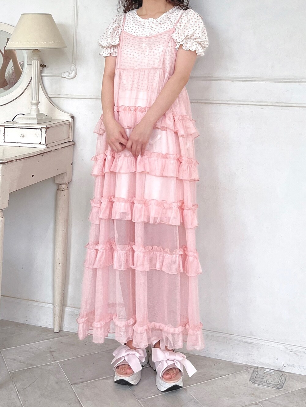 ピンク系のサンダル、ピンク系のTシャツ/カットソー、ホワイト系のスカートを着用したレディースの春コーディネートの5枚目の写真