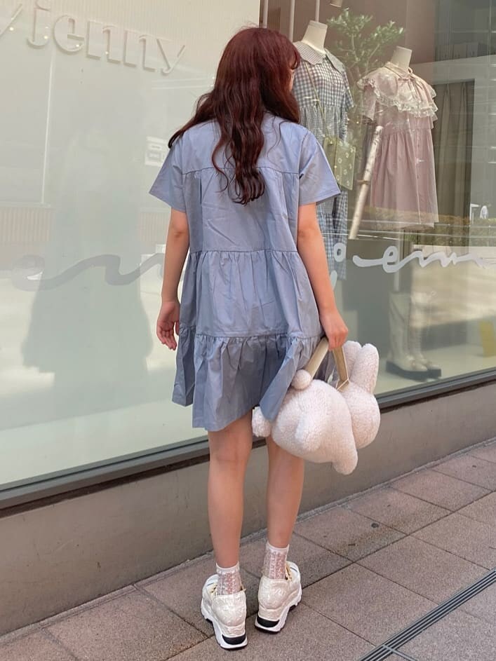 ホワイト系のスニーカー、ブルー系のワンピース、ホワイト系のハンドバッグを着用したレディースの夏コーディネートの3枚目の写真