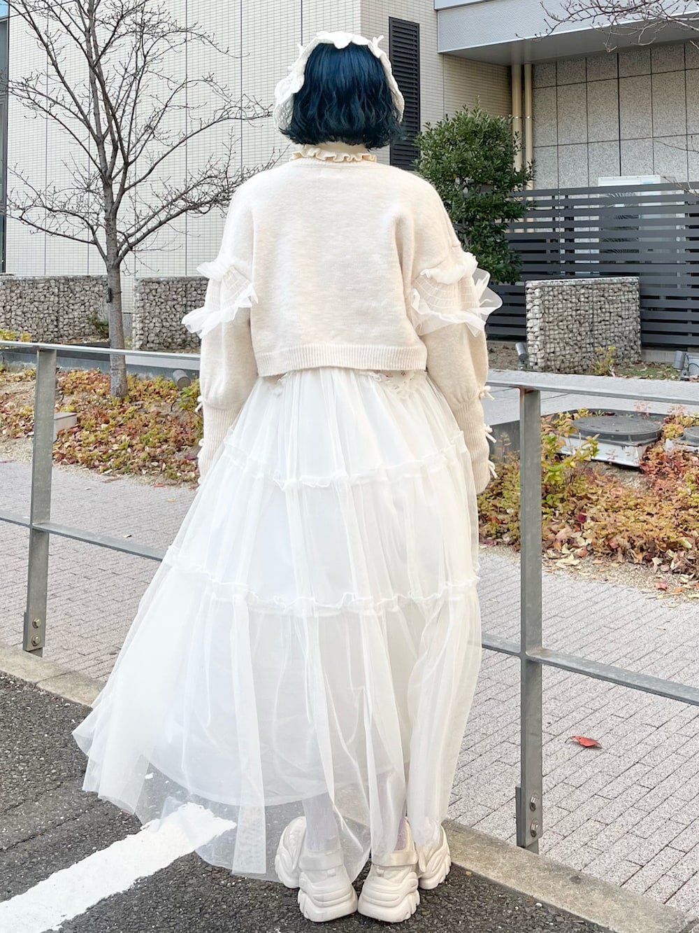 ホワイト系のニット/セーター、ホワイト系のカーディガン/ボレロ、ホワイト系のワンピースを着用したレディースの冬コーディネートの3枚目の写真