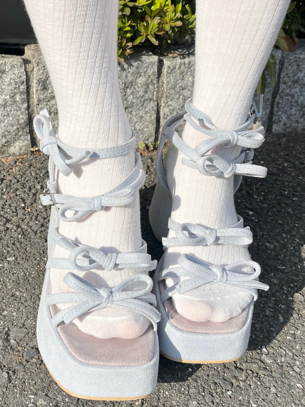 ブルー系のシャツ/ブラウス、ホワイト系のシャツ/ブラウス、ホワイト系のその他パンツを着用したレディースの春コーディネートの10枚目の写真