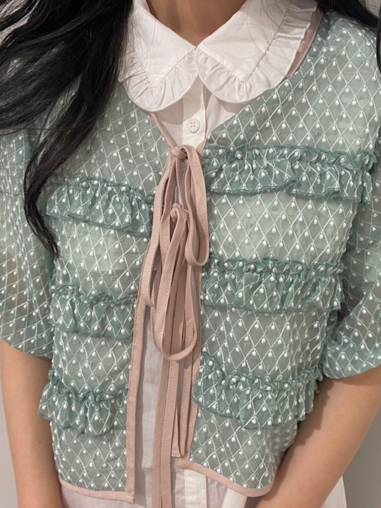 ホワイト系のトートバッグ、ホワイト系のワンピースを着用したレディースの春コーディネートの5枚目の写真