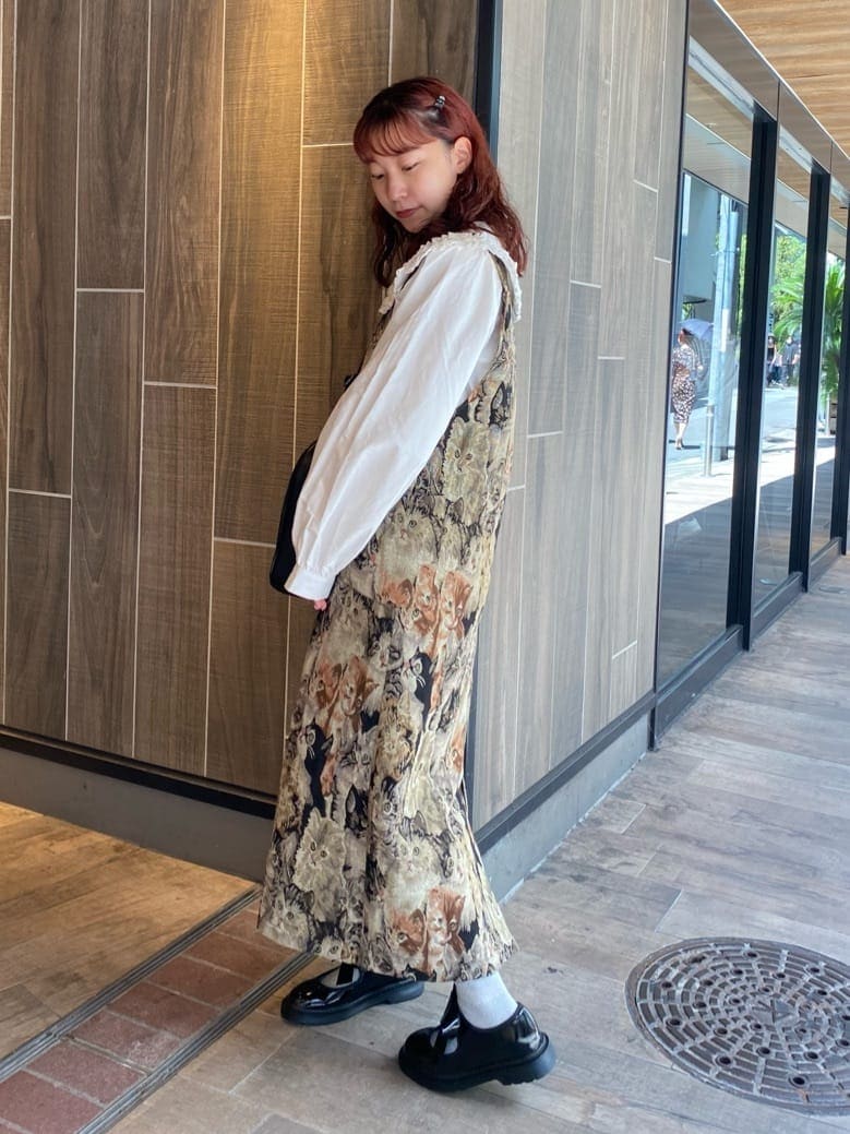 ホワイト系のシャツ/ブラウス、ブラック系のその他シューズ、その他のジャンパースカートを着用したレディースの秋コーディネートの3枚目の写真