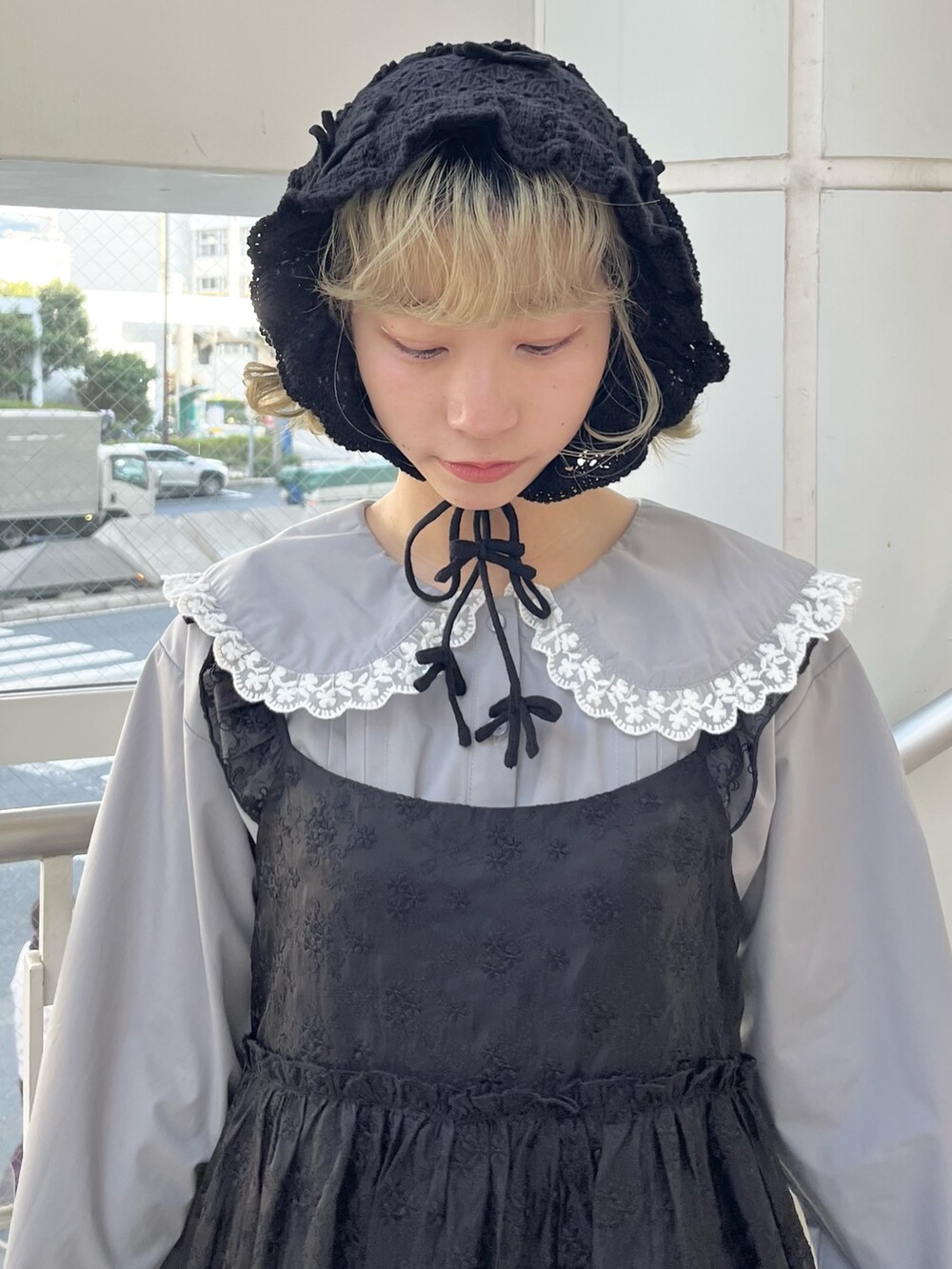 グレー系のワンピース、ブラック系のワンピース、ブラック系のローファーを着用したレディースの冬コーディネートの5枚目の写真