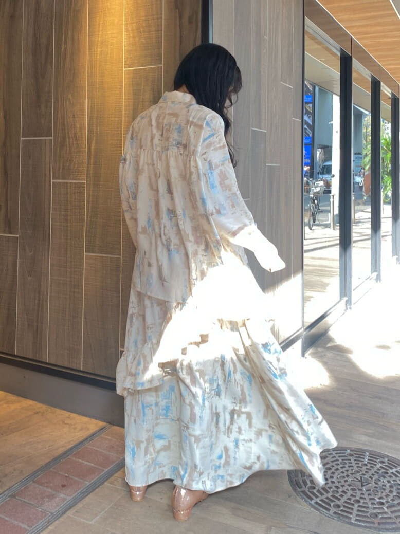 ベージュ系のパンプス、ブルー系のシャツ/ブラウス、ブルー系のスカートを着用したレディースの冬コーディネートの3枚目の写真