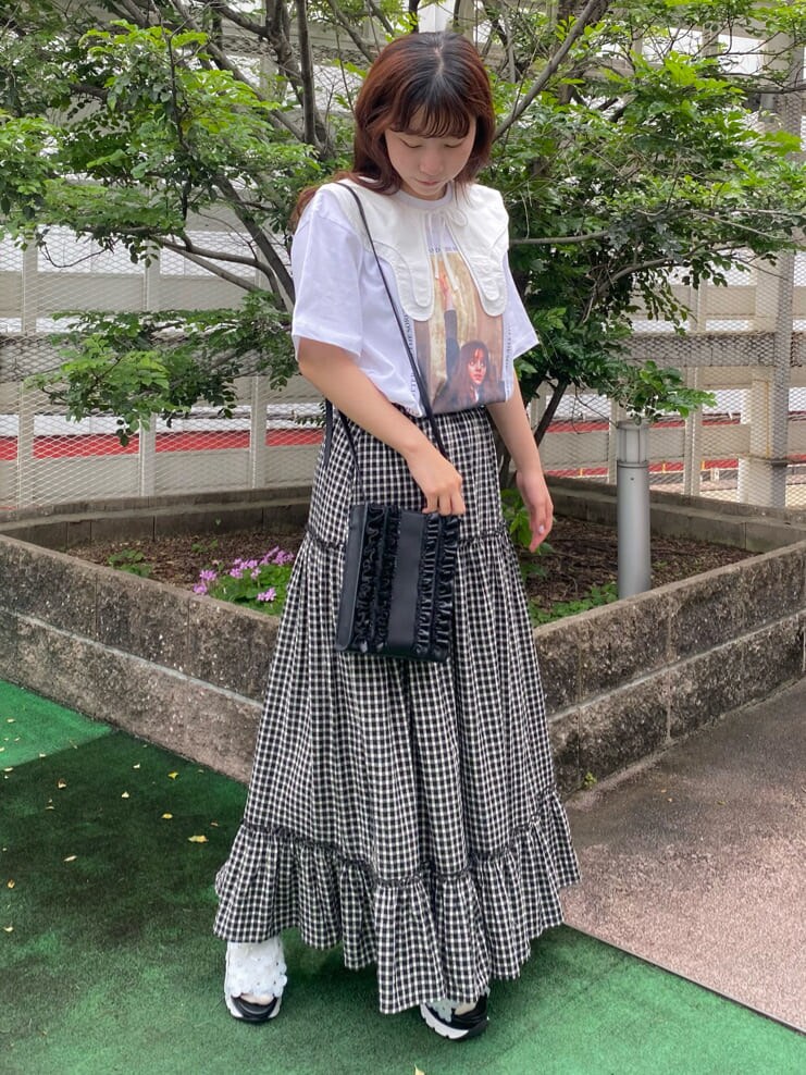 ブラック系のスカート、ブラック系のサンダル、ブラック系のショルダーバッグを着用したレディースの春コーディネートの2枚目の写真