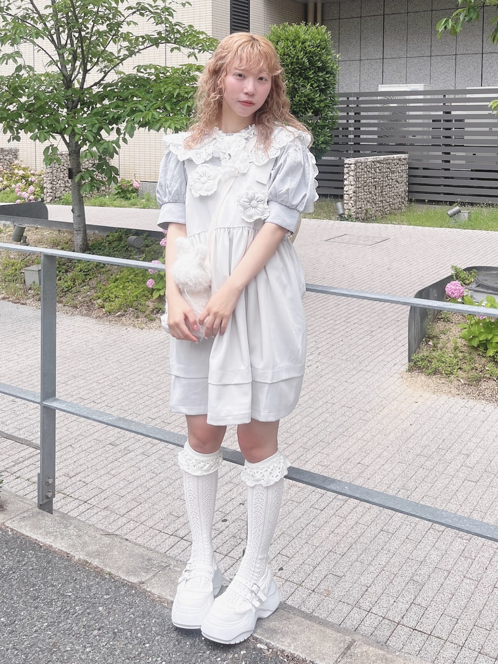 ブルー系のシャツ/ブラウス、ホワイト系のショルダーバッグ、ホワイト系のワンピースを着用したレディースの夏コーディネートの4枚目の写真