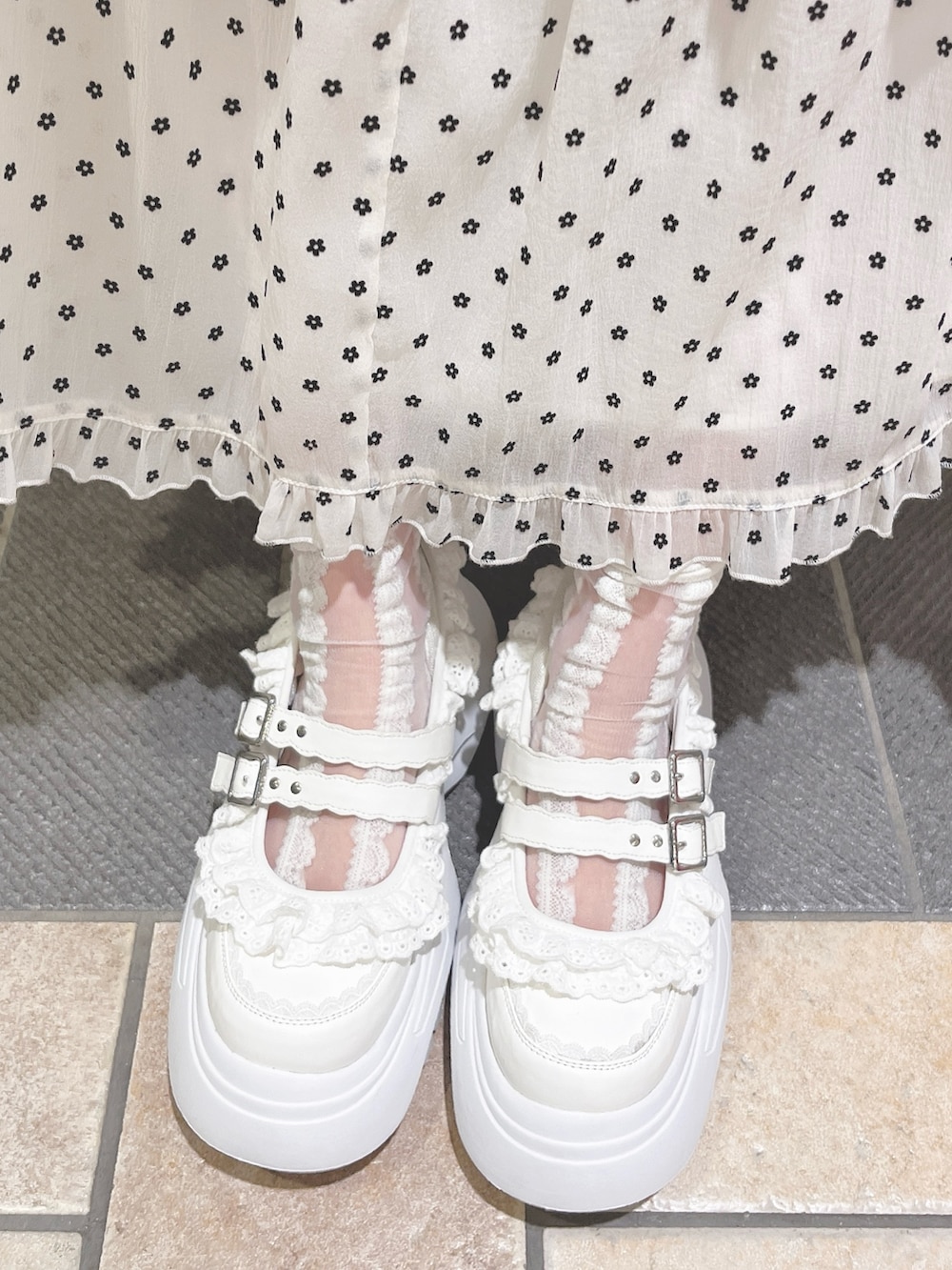 ホワイト系のワンピース、ブラック系のショルダーバッグ、ホワイト系のスニーカーを着用したレディースの春コーディネートの10枚目の写真