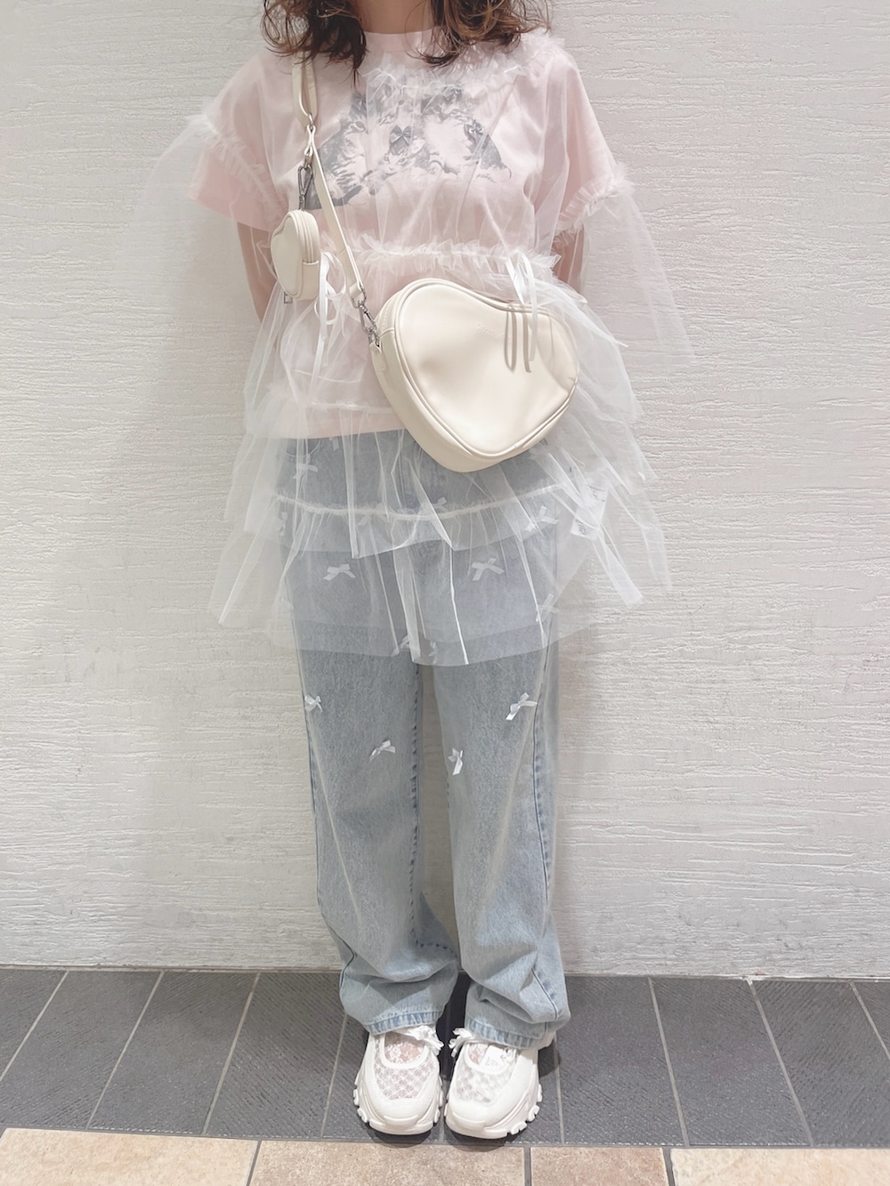 ブルー系のデニムパンツ、ピンク系のTシャツ/カットソー、ホワイト系のTシャツ/カットソーを着用したレディースの夏コーディネートの6枚目の写真