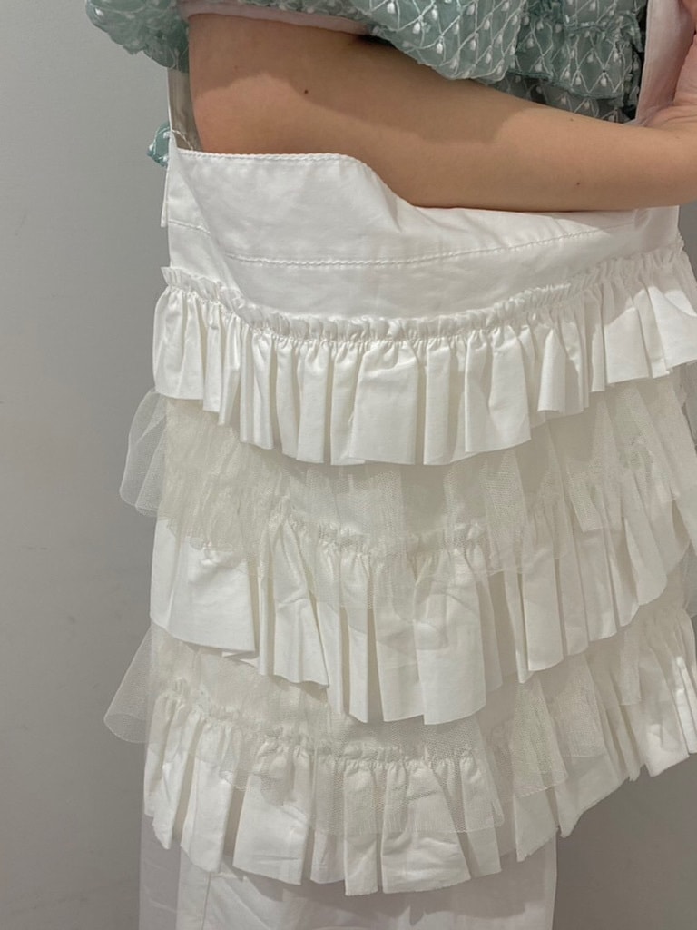 ホワイト系のトートバッグ、ホワイト系のワンピースを着用したレディースの春コーディネートの7枚目の写真