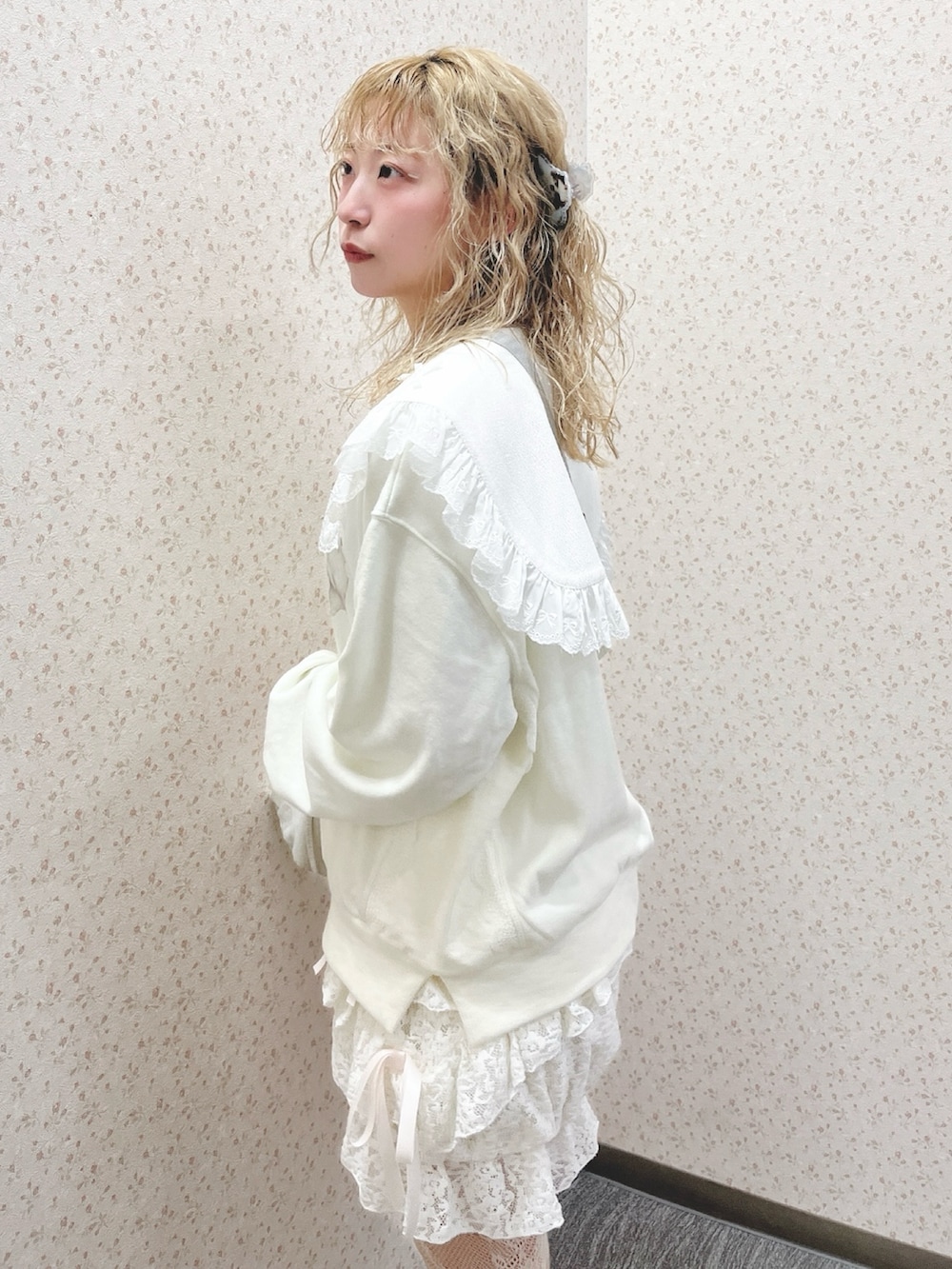 ホワイト系のスウェット、グレー系のショルダーバッグ、ホワイト系のその他パンツを着用したレディースの冬コーディネートの7枚目の写真