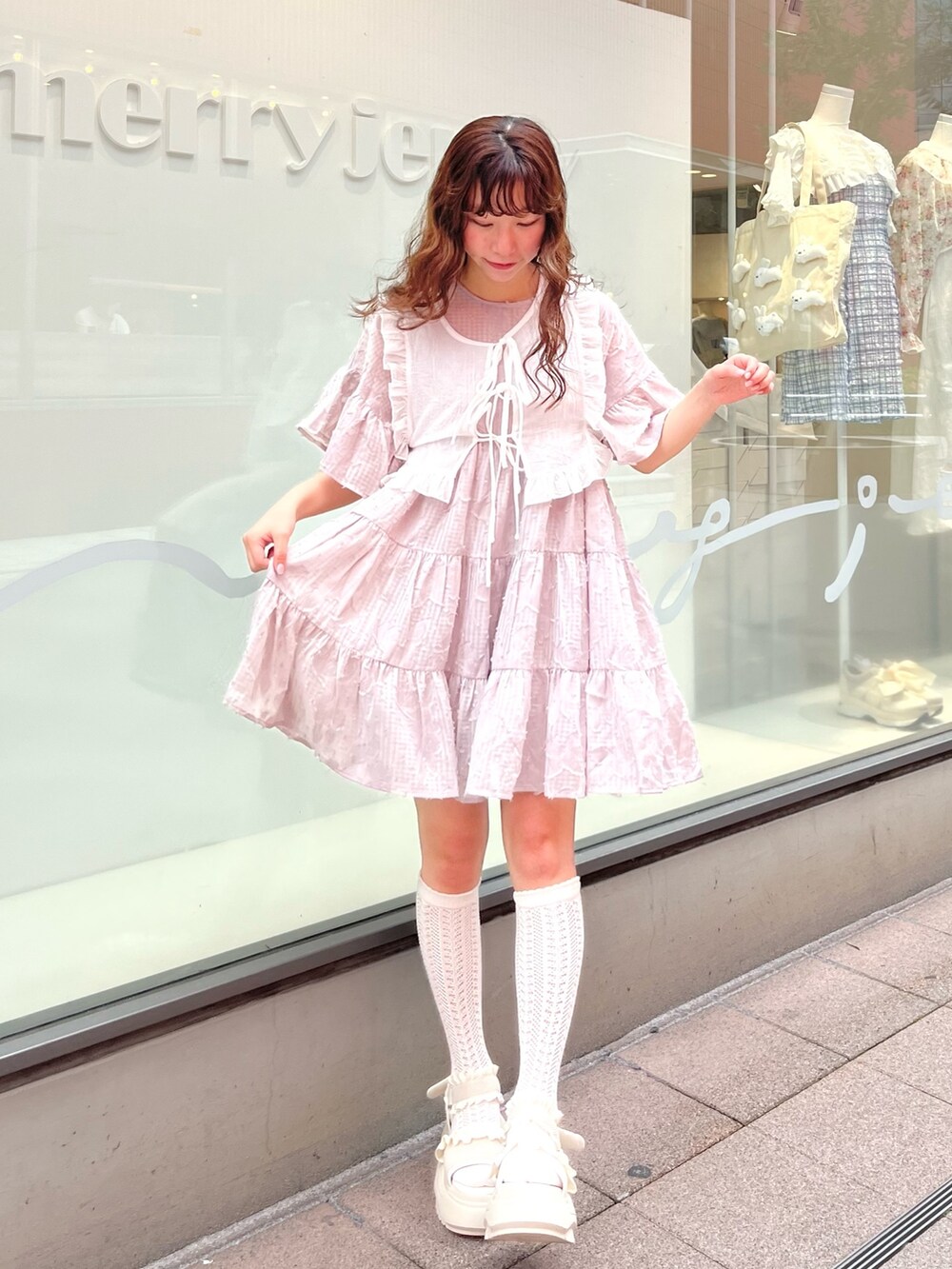 パープル系のワンピース、ホワイト系のサンダル、ホワイト系の付け襟を着用したレディースの春コーディネートの2枚目の写真