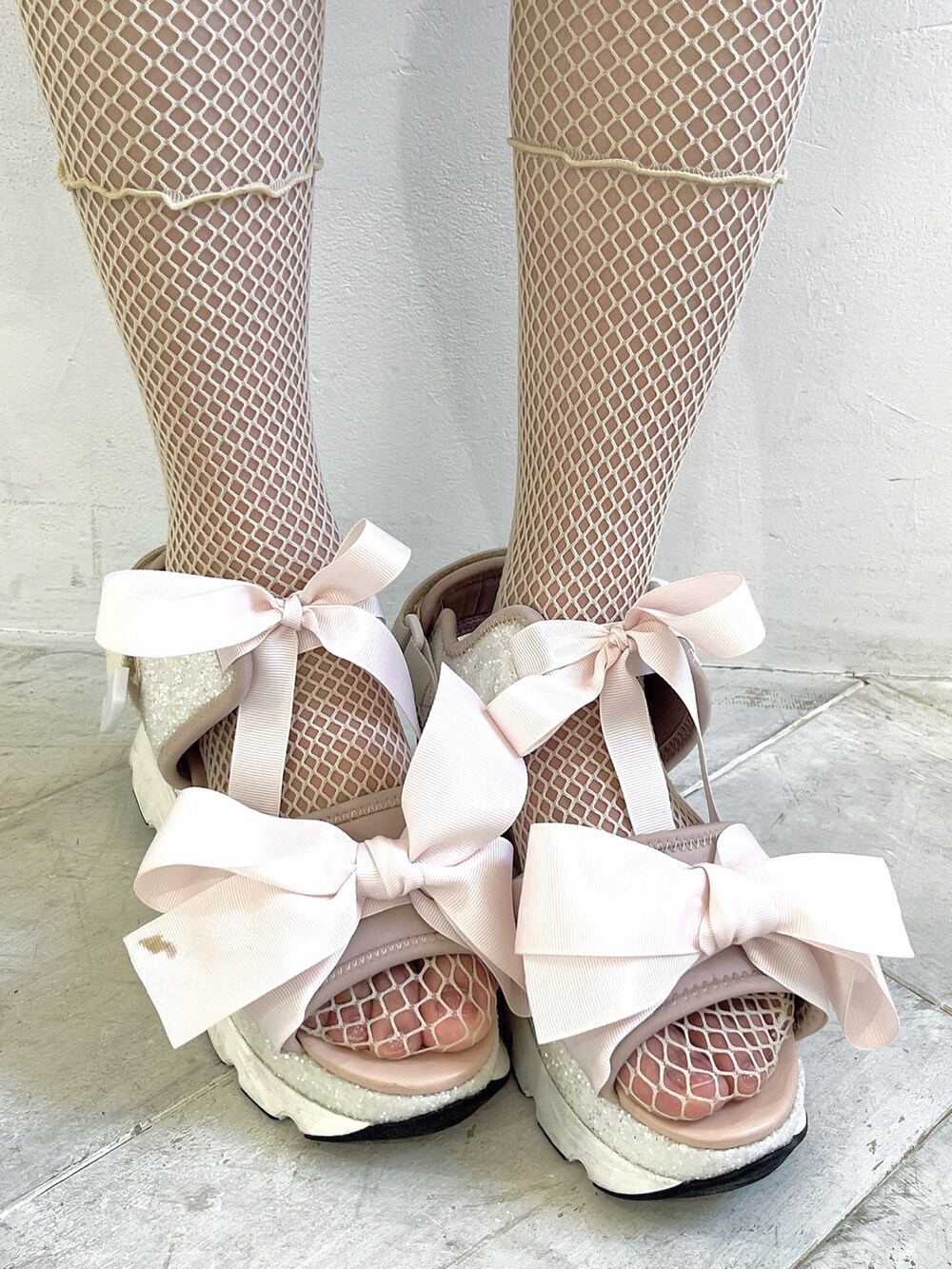 ブルー系のスカート、ホワイト系のシャツ/ブラウス、ピンク系のショルダーバッグを着用したレディースの春コーディネートの8枚目の写真