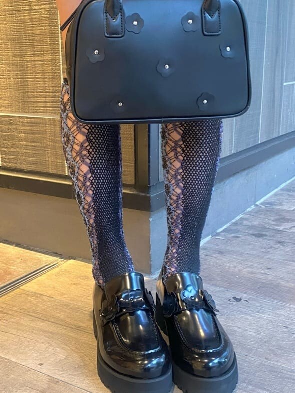 ブラック系のローファー、ブラック系のその他パンツ、グレー系のTシャツ/カットソーを着用したレディースの秋コーディネートの5枚目の写真