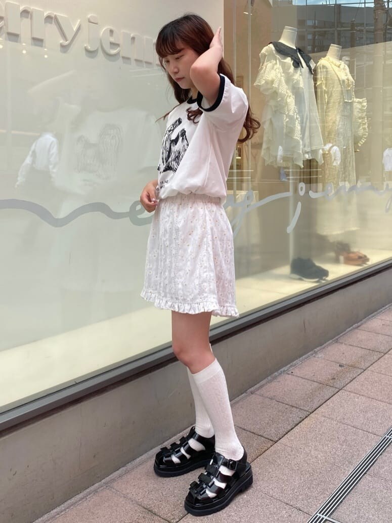 ホワイト系のその他パンツ、ブラック系のサンダル、ホワイト系のTシャツ/カットソーを着用したレディースの春コーディネートの3枚目の写真