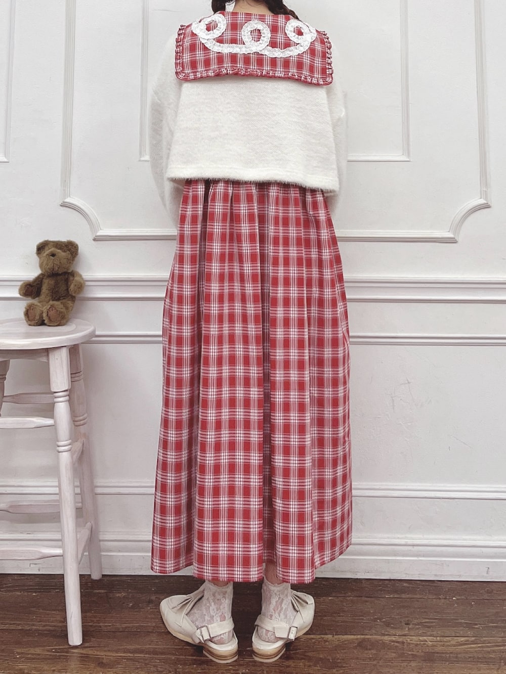 レッド系のワンピース、ホワイト系のカーディガン/ボレロ、ホワイト系のローファーを着用したレディースの夏コーディネートの5枚目の写真