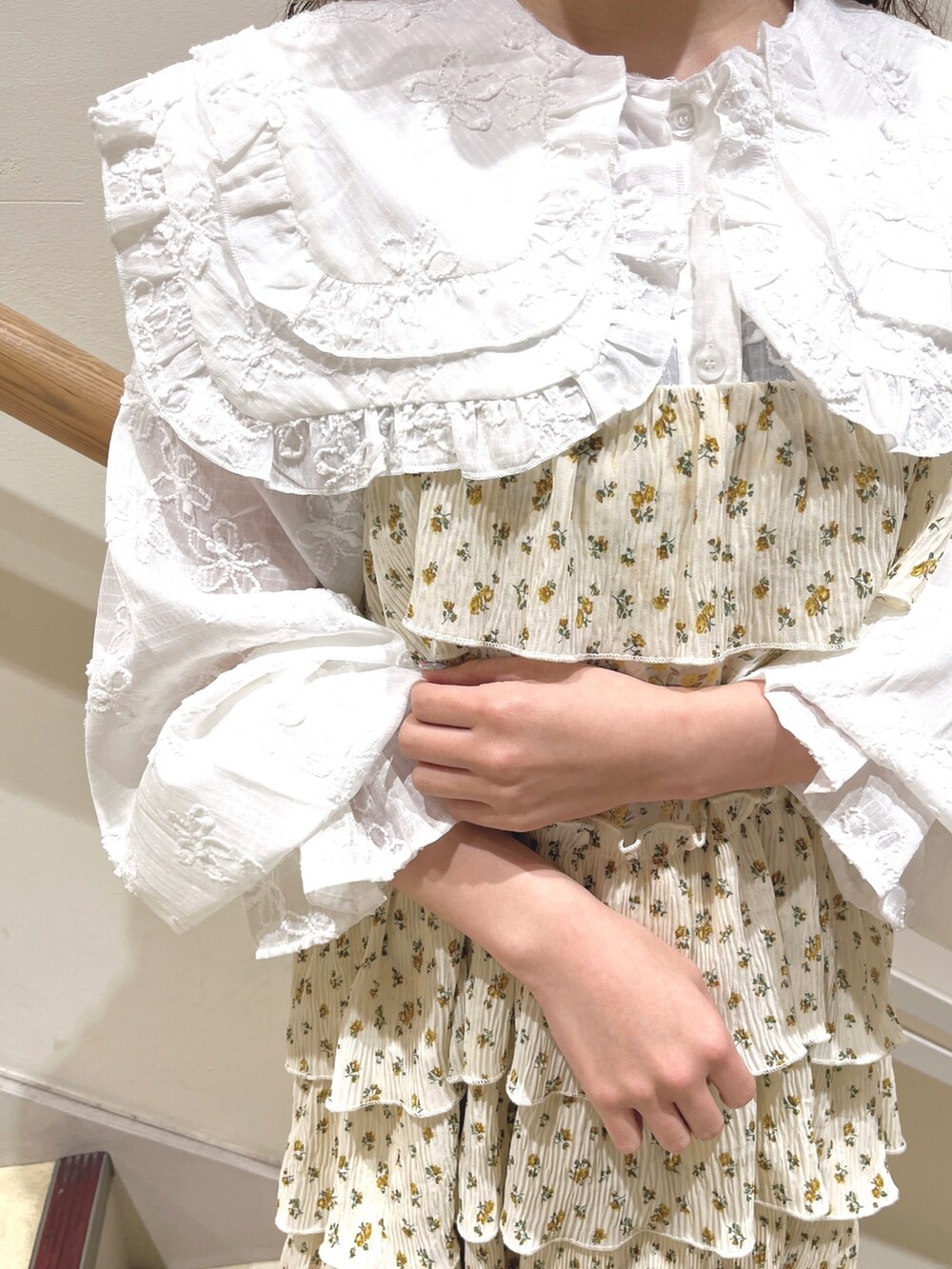 ホワイト系のシャツ/ブラウス、その他のワンピース、ホワイト系のパンプスを着用したレディースの春コーディネートの8枚目の写真