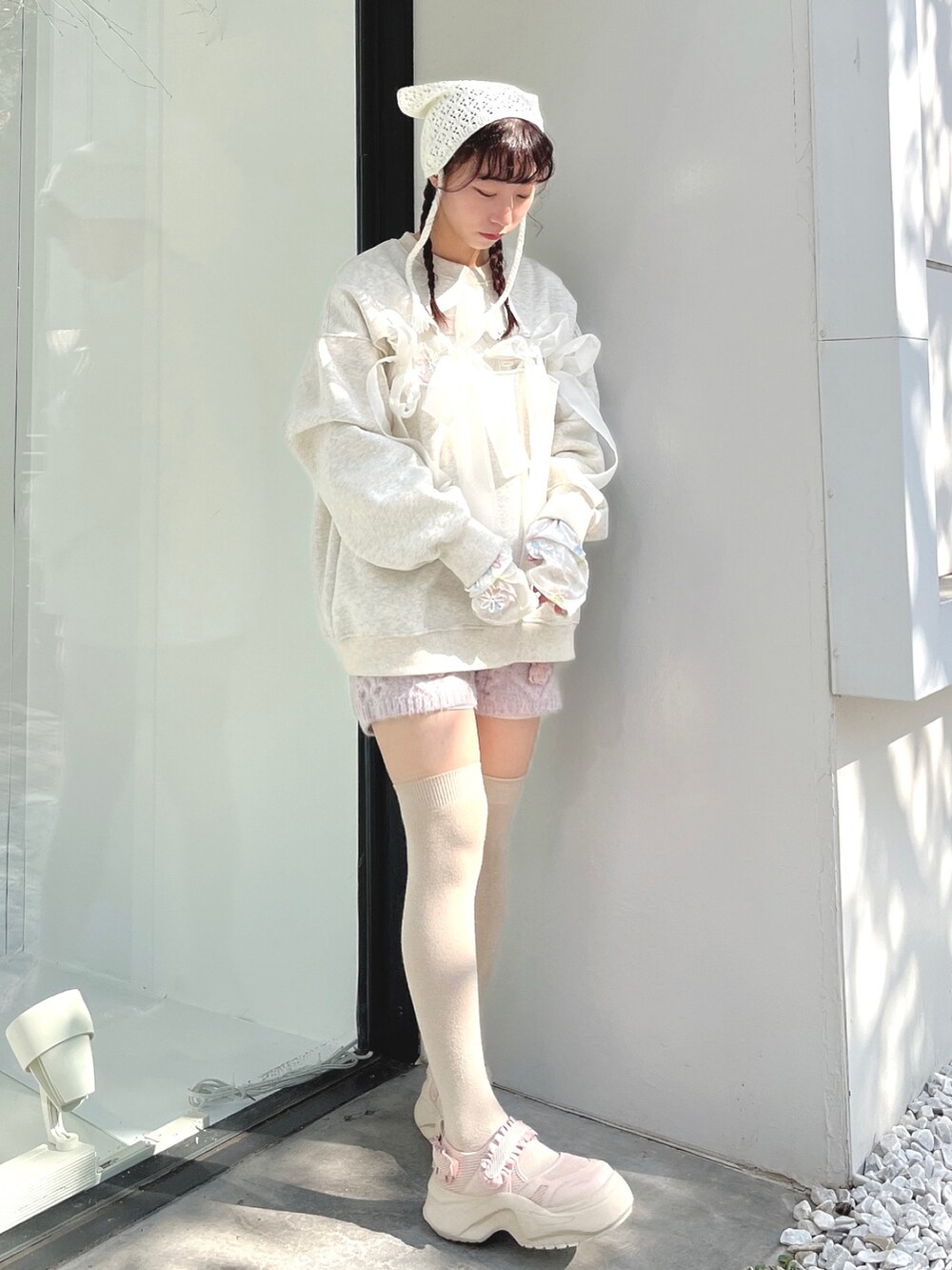 ホワイト系のTシャツ/カットソー、ホワイト系のスウェット、ピンク系のスウェットパンツを着用したレディースの秋コーディネートの3枚目の写真