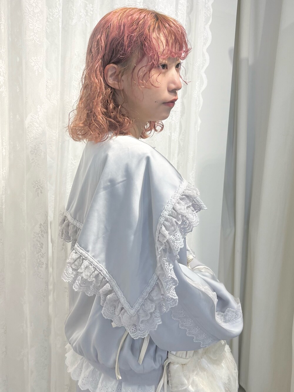 ブルー系のその他パンツ、グレー系のブルゾン、ホワイト系のショルダーバッグを着用したレディースの春コーディネートの7枚目の写真