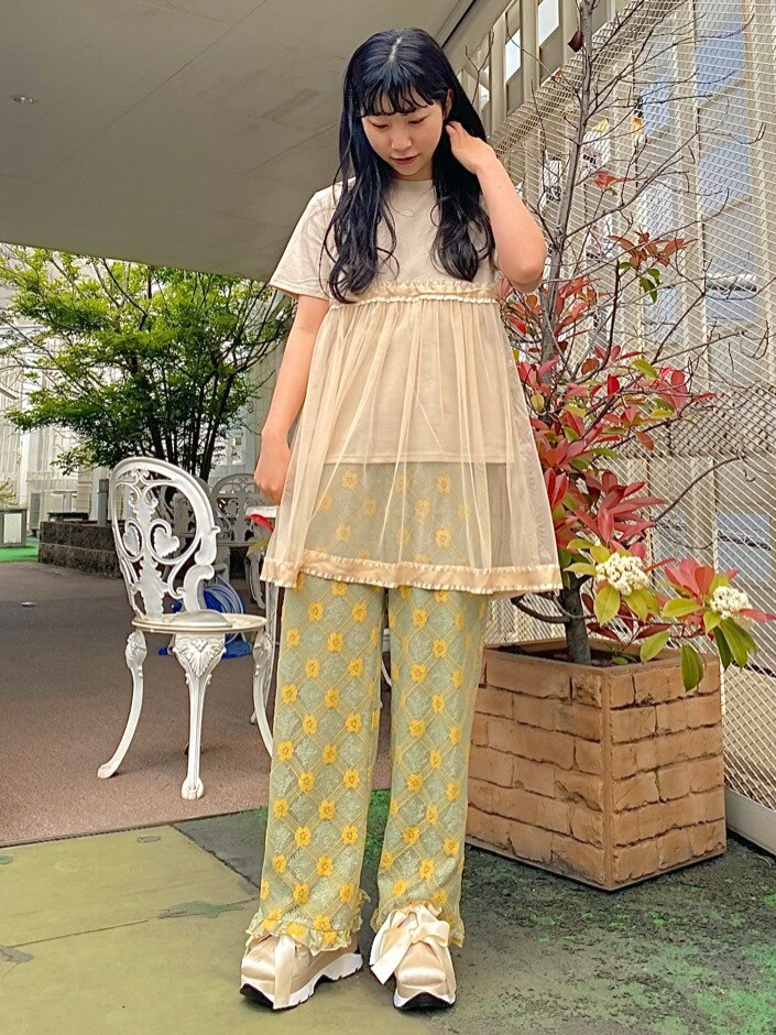 ホワイト系のスニーカー、グリーン系のその他パンツ、ベージュ系のTシャツ/カットソーを着用したレディースの春コーディネートの2枚目の写真