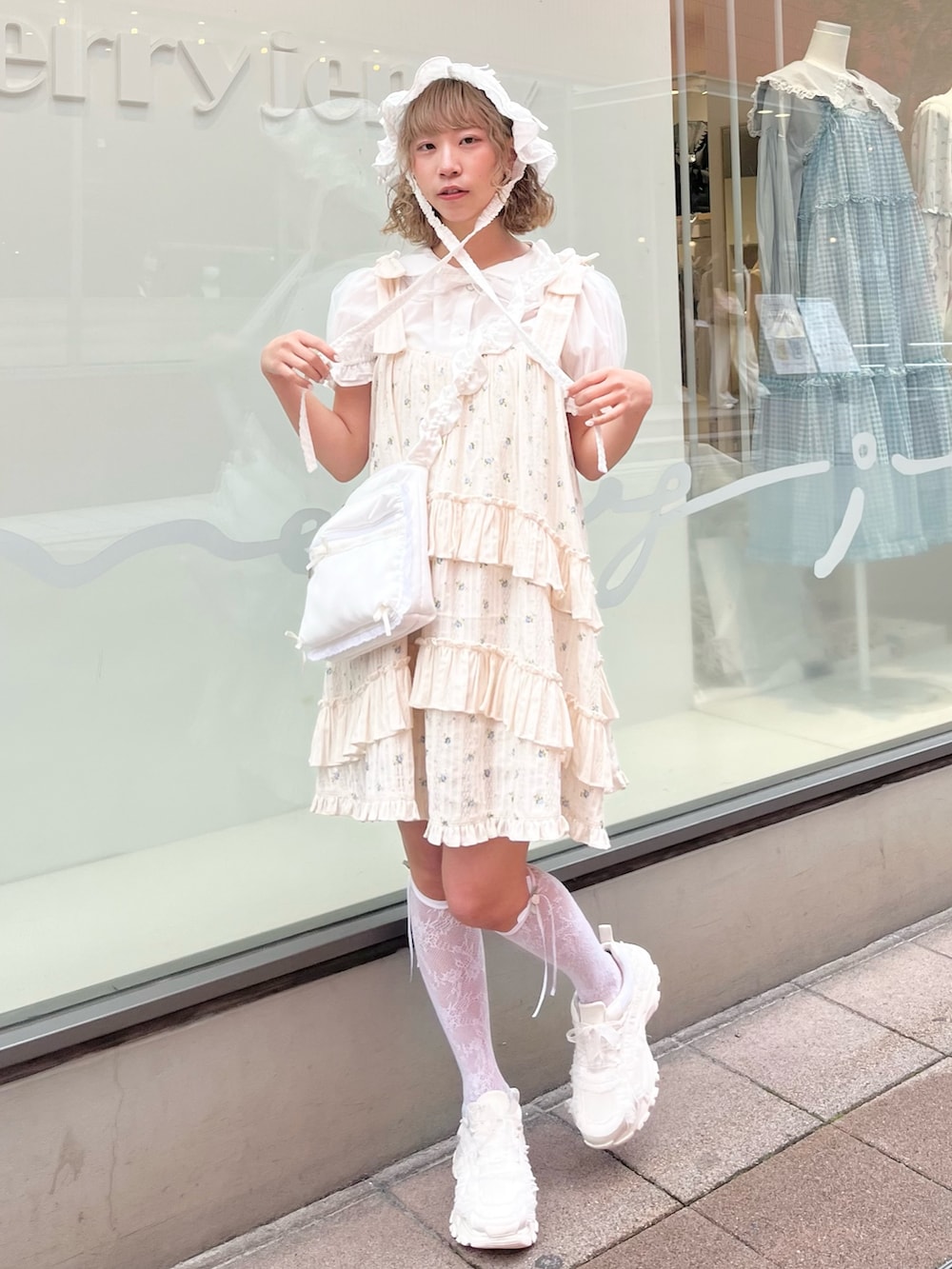 ホワイト系のシャツ/ブラウス、ブルー系のワンピース、ホワイト系のショルダーバッグを着用したレディースの春コーディネートの2枚目の写真