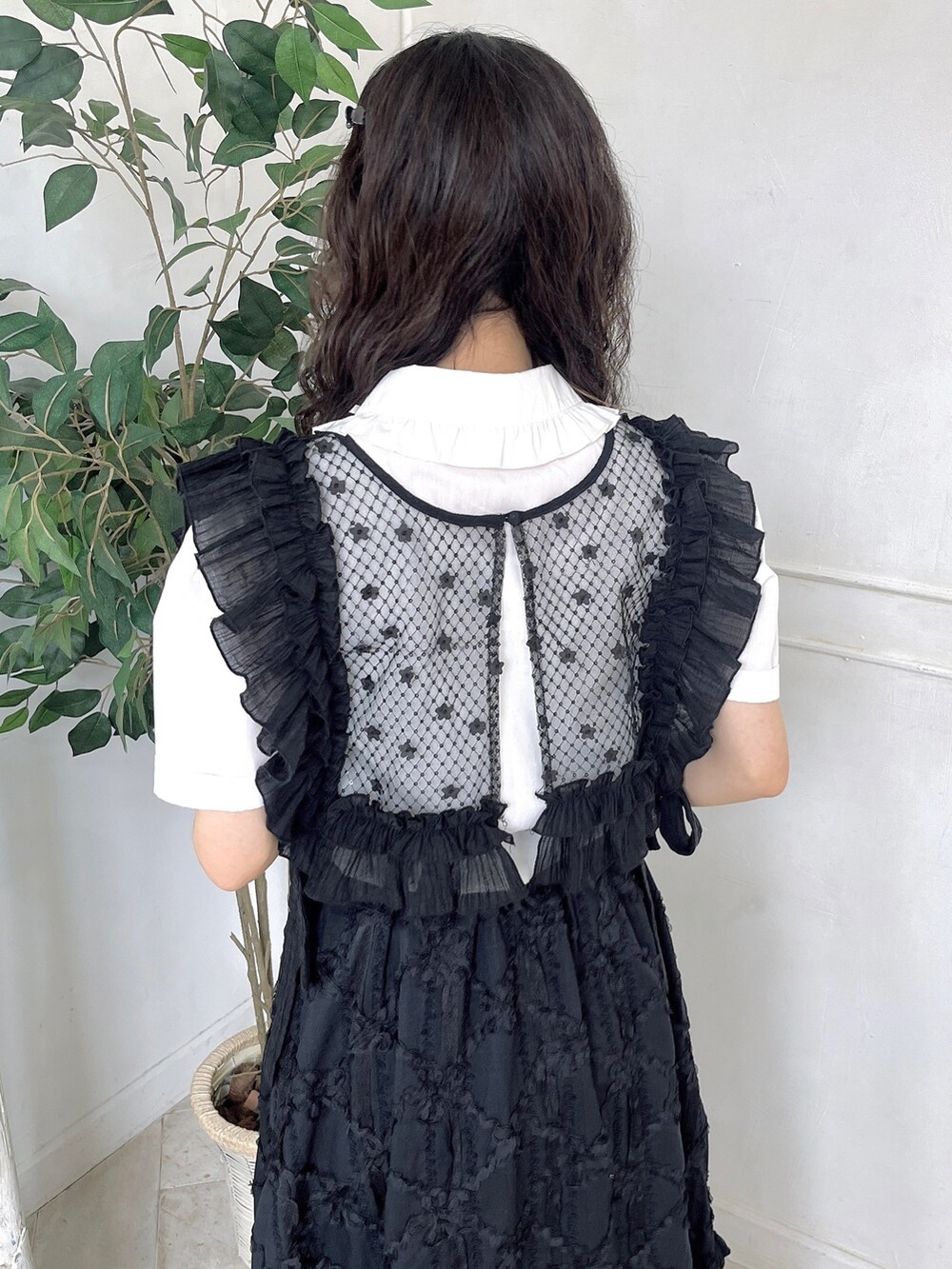 ホワイト系のシャツ/ブラウス、ブラック系のスカート、ブラック系のサンダルを着用したレディースの春コーディネートの6枚目の写真