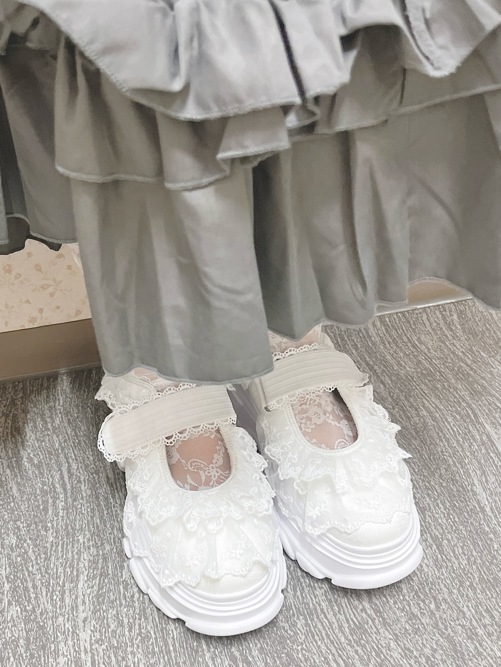 ホワイト系のシャツ/ブラウス、グレー系のワンピース、ホワイト系のハンドバッグを着用したレディースの夏コーディネートの8枚目の写真