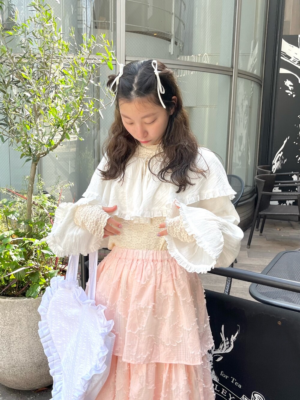 ホワイト系のシャツ/ブラウス、ホワイト系のTシャツ/カットソー、ピンク系のスカートを着用したレディースの春コーディネートの5枚目の写真