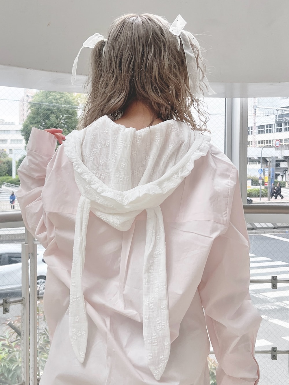 ホワイト系のTシャツ/カットソー、ピンク系のシャツ/ブラウス、グレー系のスカートを着用したレディースの冬コーディネートの7枚目の写真