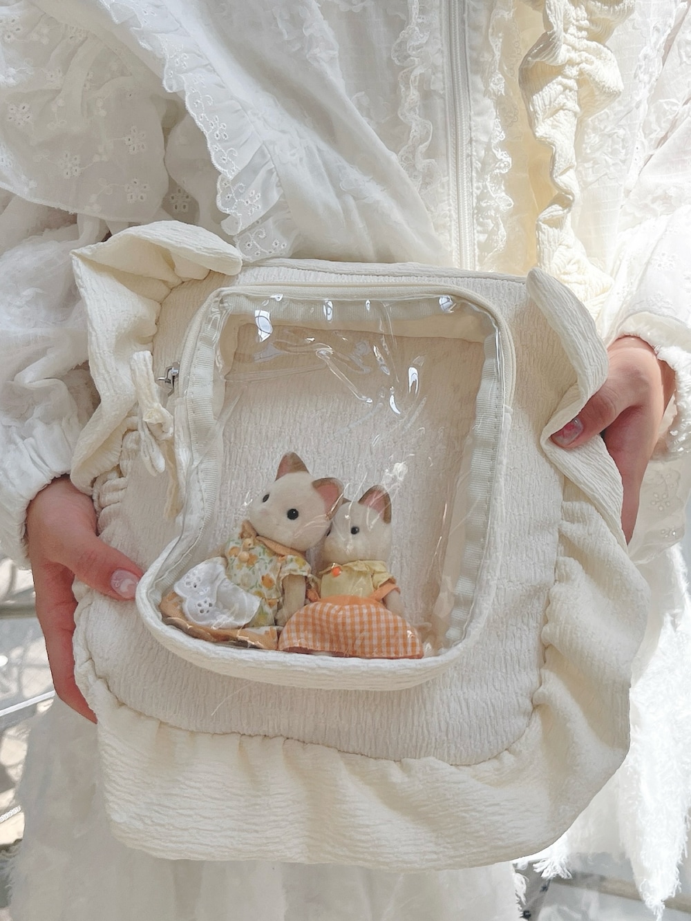 ホワイト系のブルゾン、ホワイト系のショルダーバッグ、ホワイト系のワンピースを着用したレディースの夏コーディネートの8枚目の写真