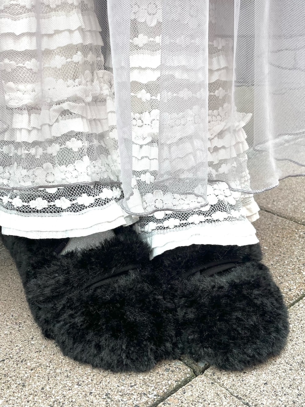 パープル系のワンピース、ブラック系のデニムジャケット、ホワイト系のニット/セーターを着用したレディースの秋コーディネートの4枚目の写真