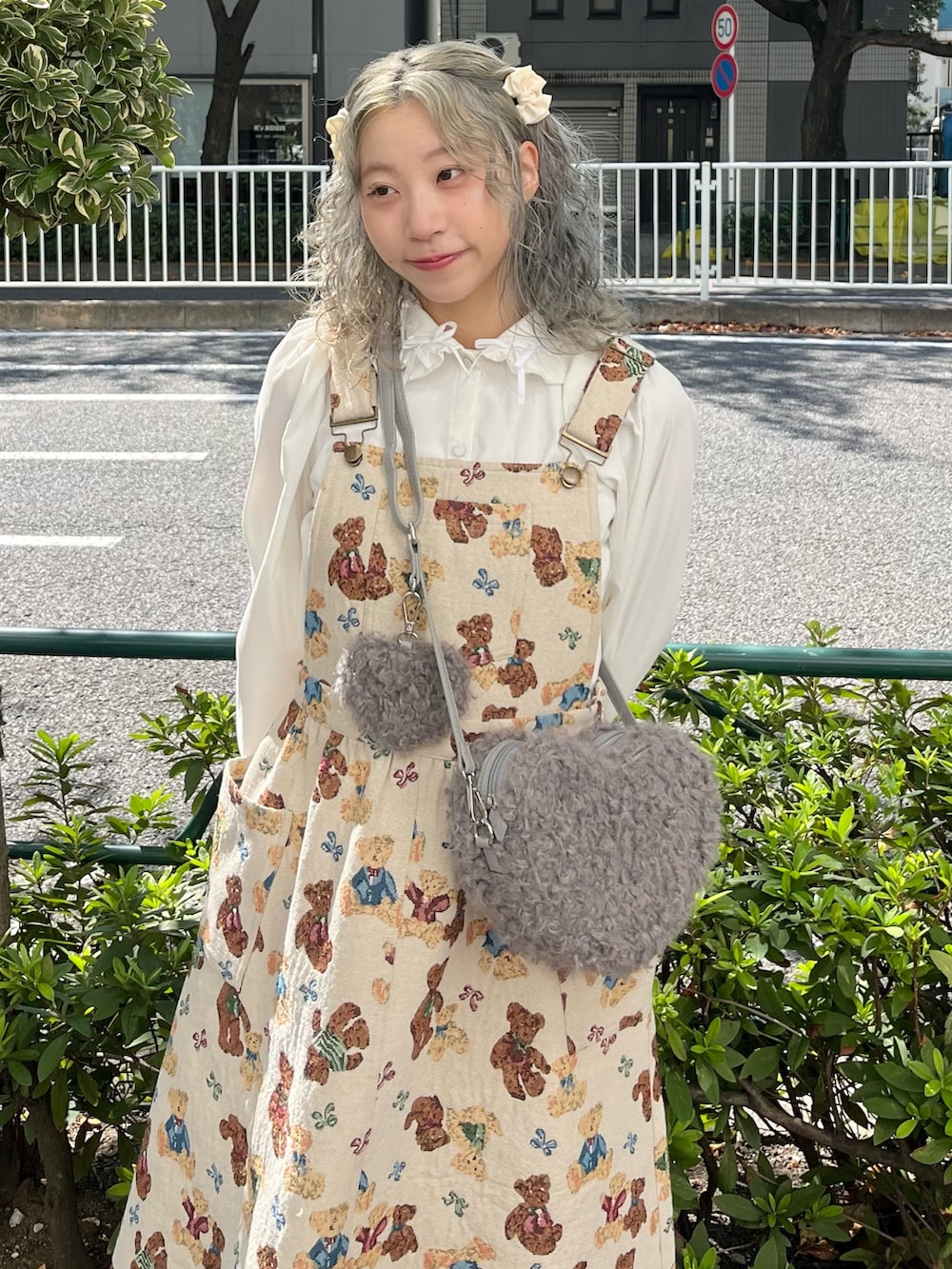 ホワイト系のシャツ/ブラウス、ホワイト系のジャンパースカート、グレー系のショルダーバッグを着用したレディースの秋コーディネートの4枚目の写真