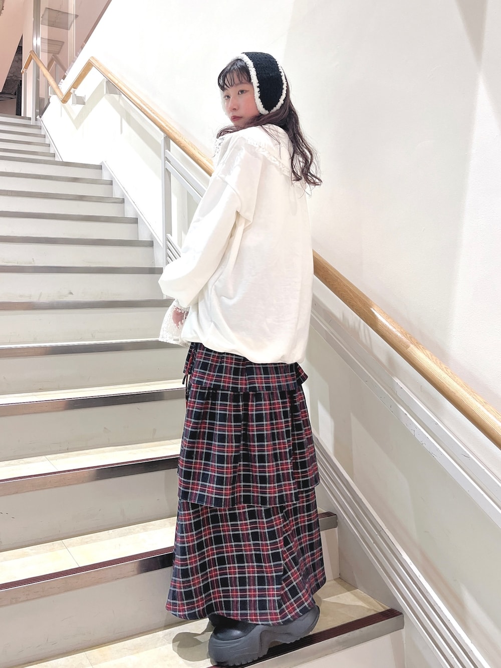 ホワイト系のスウェット、ホワイト系のシャツ/ブラウス、ブルー系のスカートを着用したレディースの秋コーディネートの3枚目の写真