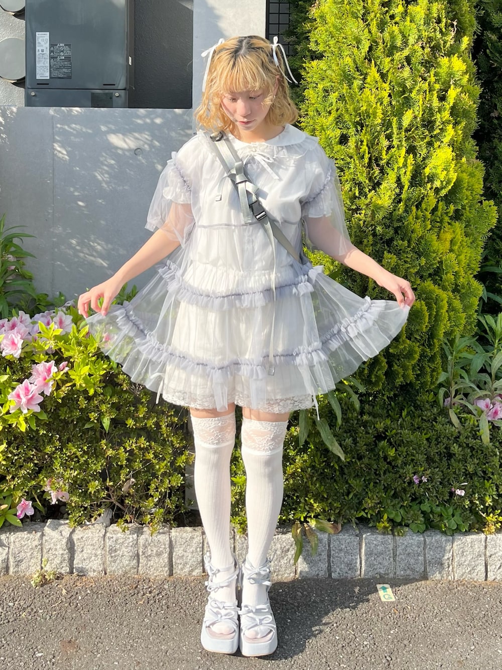 ブルー系のシャツ/ブラウス、ホワイト系のシャツ/ブラウス、ホワイト系のその他パンツを着用したレディースの春コーディネートの2枚目の写真