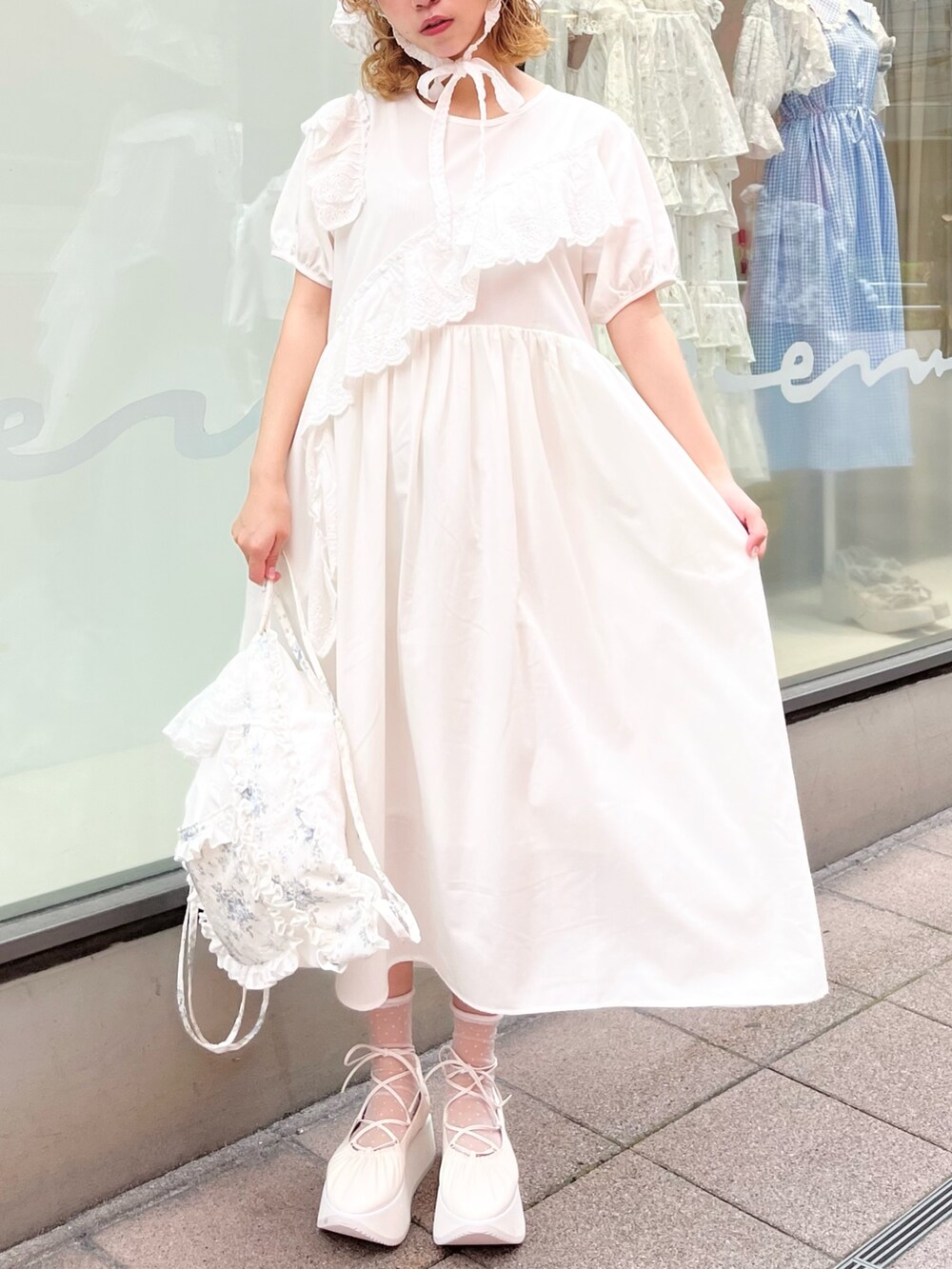 ホワイト系のワンピース、ブルー系のバックパック/リュック、ホワイト系のバレエシューズを着用したレディースの春コーディネートの5枚目の写真