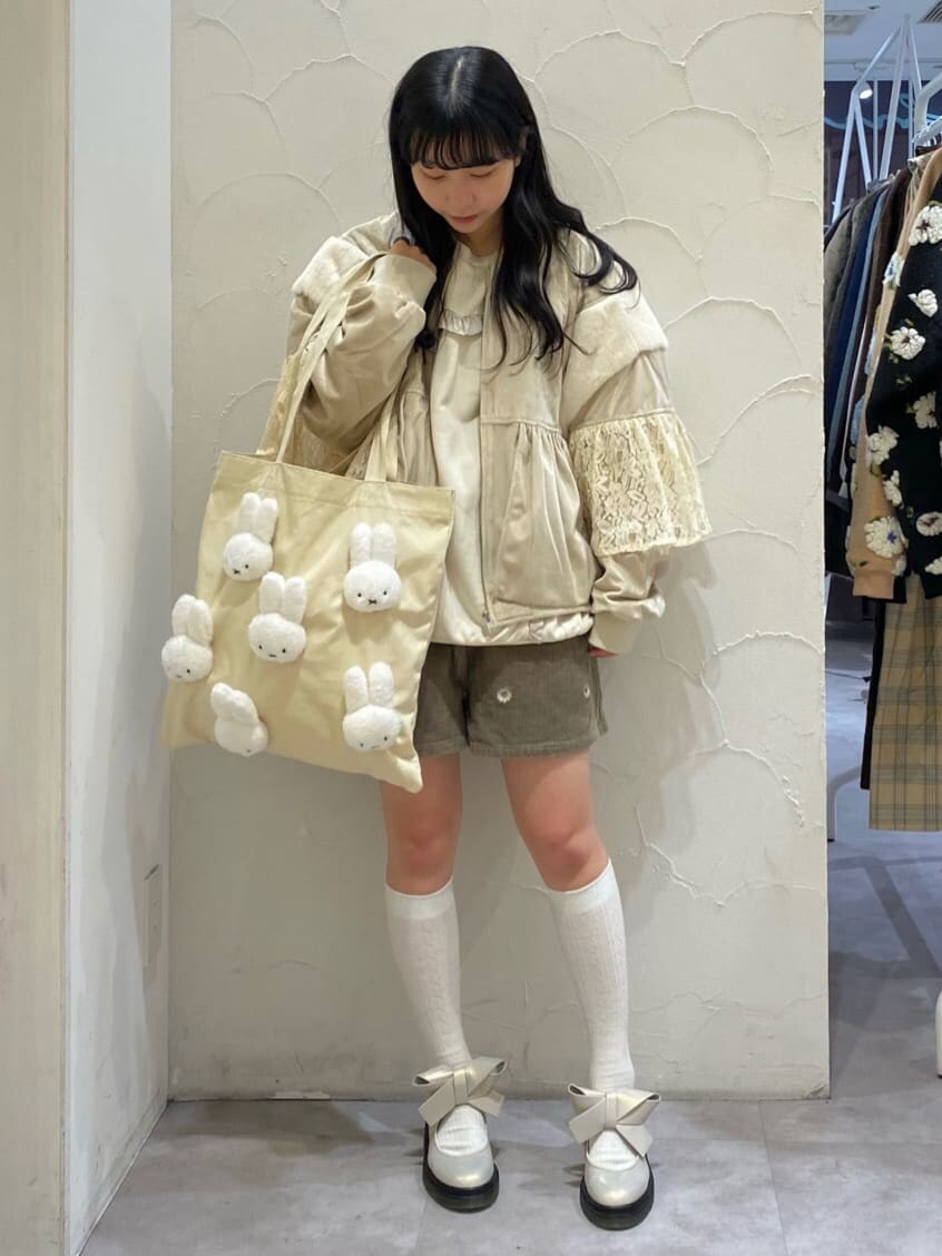 ブラック系のその他パンツ、ホワイト系のスウェット、ホワイト系のパンプスを着用したレディースの秋コーディネートの2枚目の写真