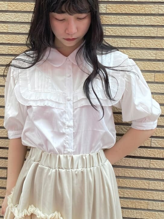 ホワイト系のシャツ/ブラウス、ホワイト系のスカート、ホワイト系のスニーカーを着用したレディースの夏コーディネートの7枚目の写真