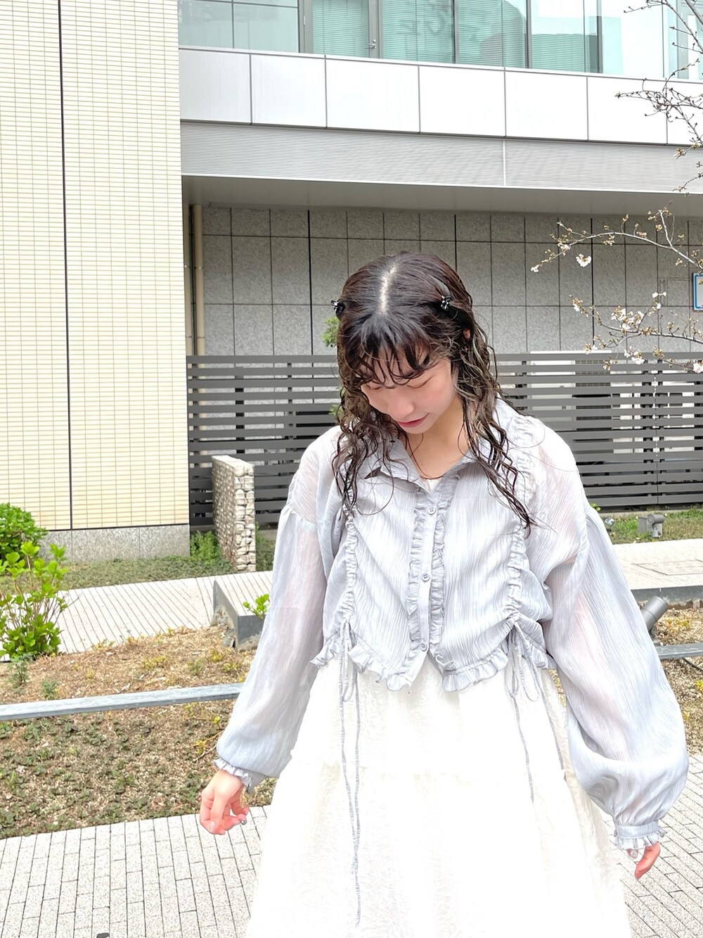 ブルー系のシャツ/ブラウス、ホワイト系のワンピース、シルバー系のパンプスを着用したレディースの春コーディネートの4枚目の写真