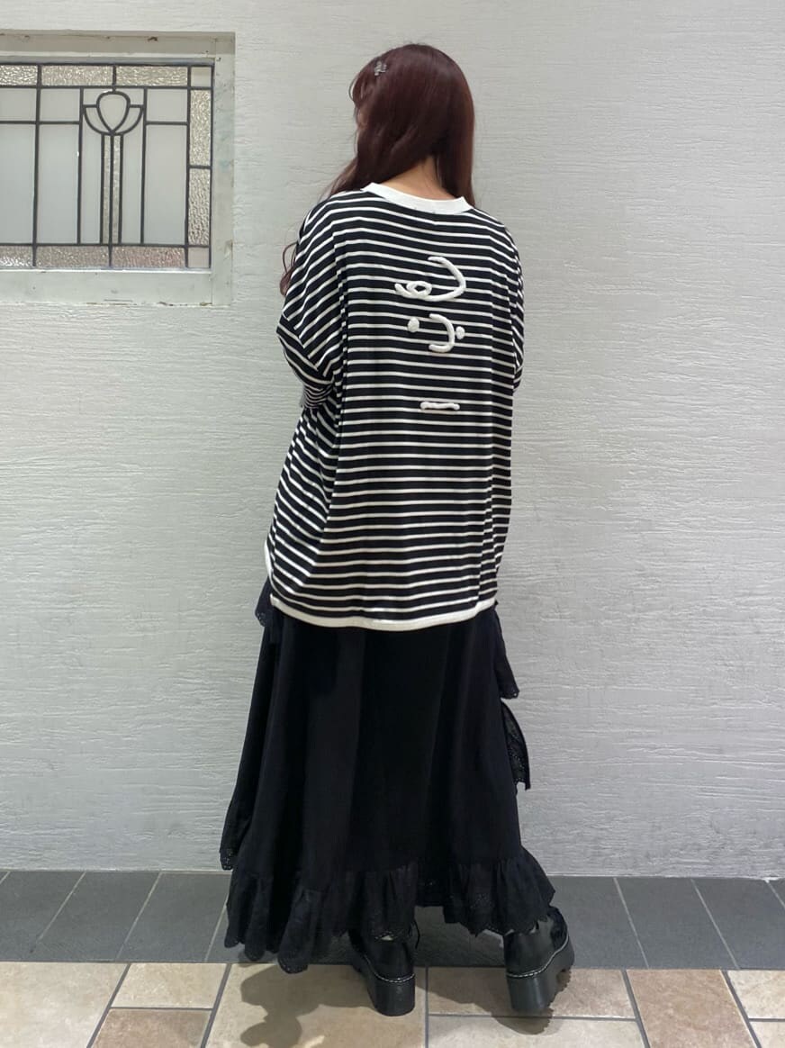 ブラック系のその他シューズ、ブラック系のワンピース、ブラック系のTシャツ/カットソーを着用したレディースの春コーディネートの3枚目の写真