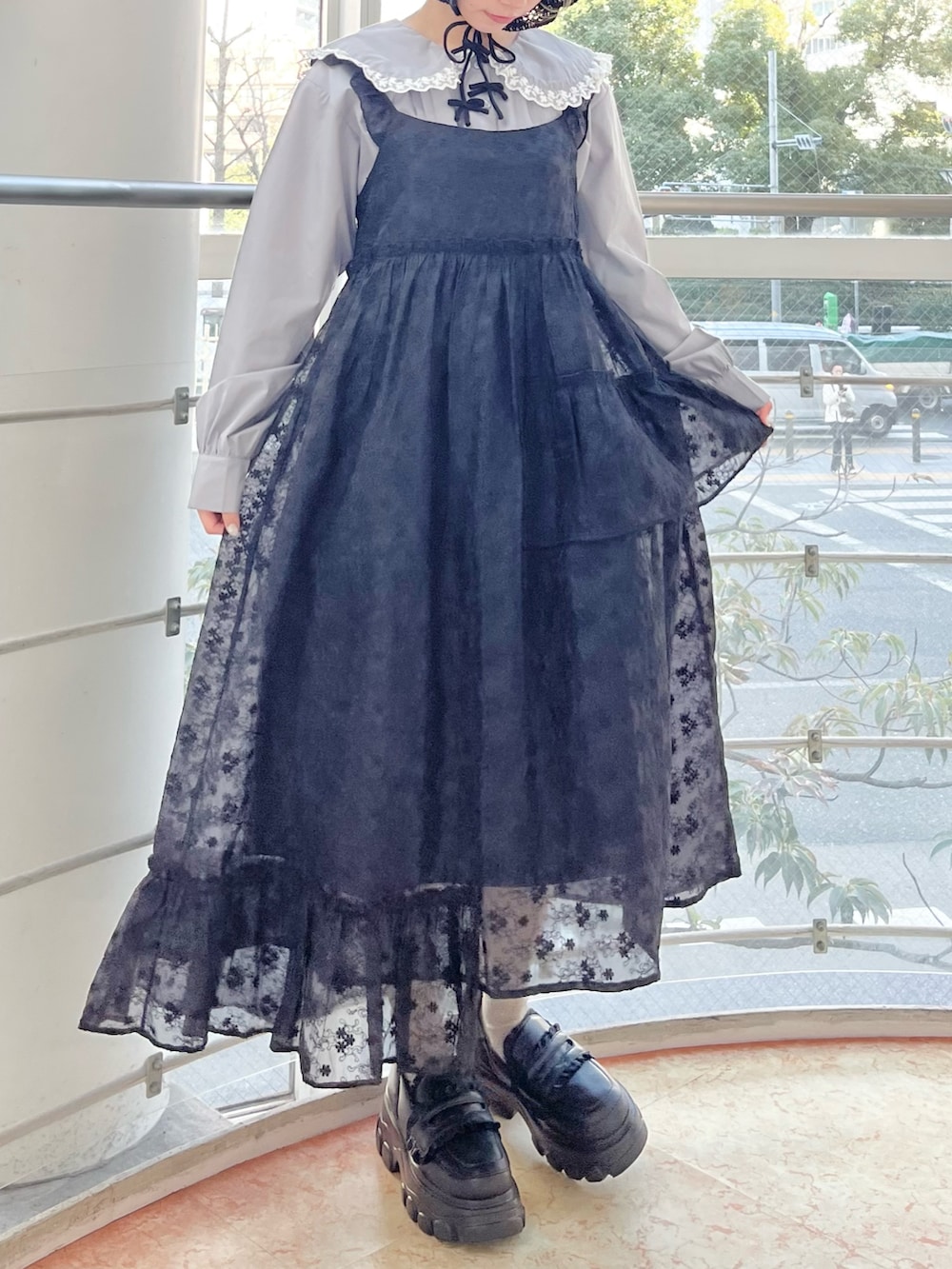 グレー系のワンピース、ブラック系のワンピース、ブラック系のローファーを着用したレディースの冬コーディネートの4枚目の写真