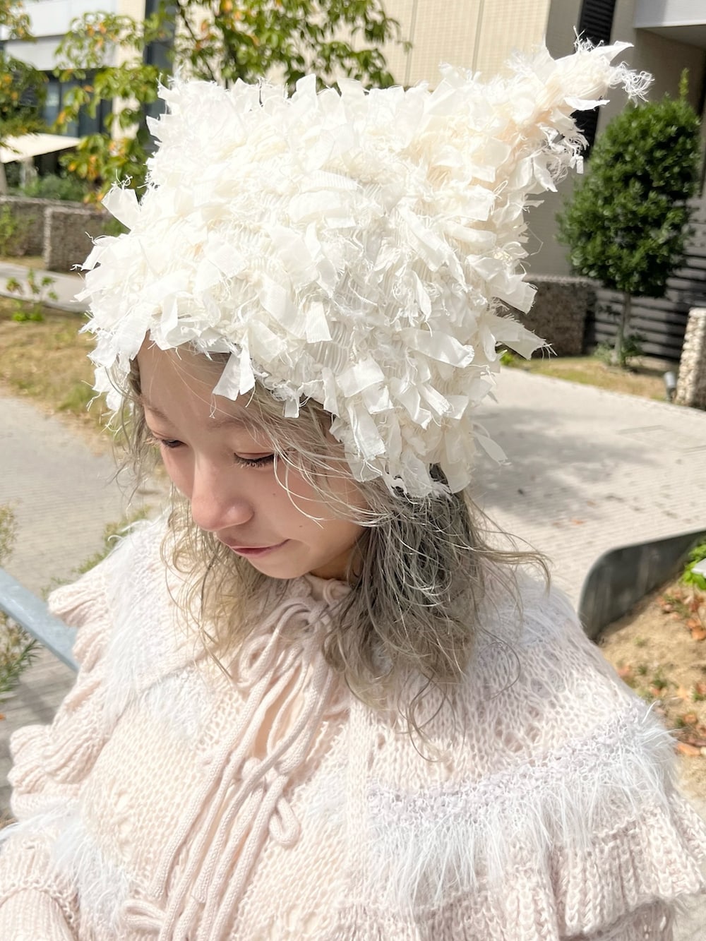 グレー系のカーディガン/ボレロ、ホワイト系のボストンバッグ、ホワイト系のTシャツ/カットソーを着用したレディースの秋コーディネートの8枚目の写真