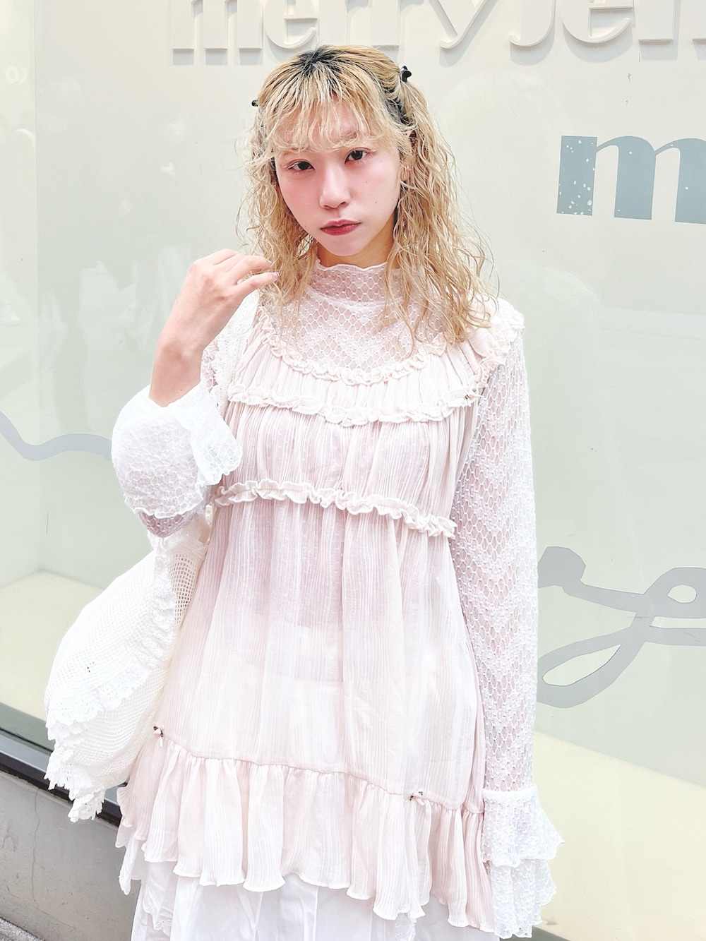 ホワイト系のTシャツ/カットソー、ホワイト系のトートバッグ、ホワイト系のスカートを着用したレディースの冬コーディネートの4枚目の写真