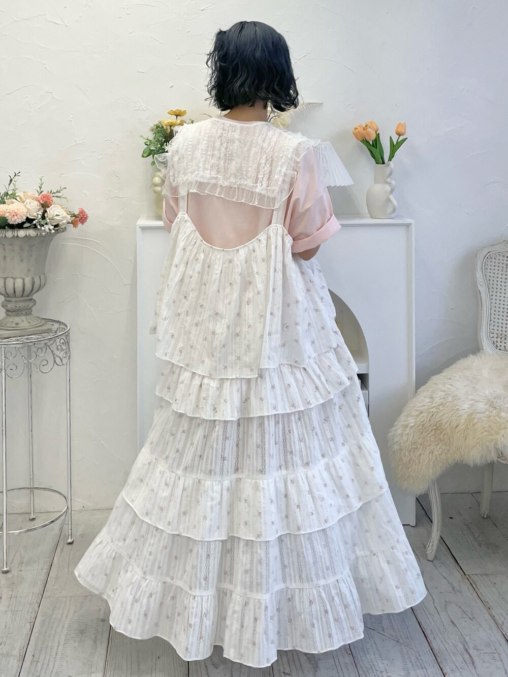 ピンク系のワンピース、ピンク系のTシャツ/カットソー、ベージュ系のスニーカーを着用したレディースの冬コーディネートの3枚目の写真