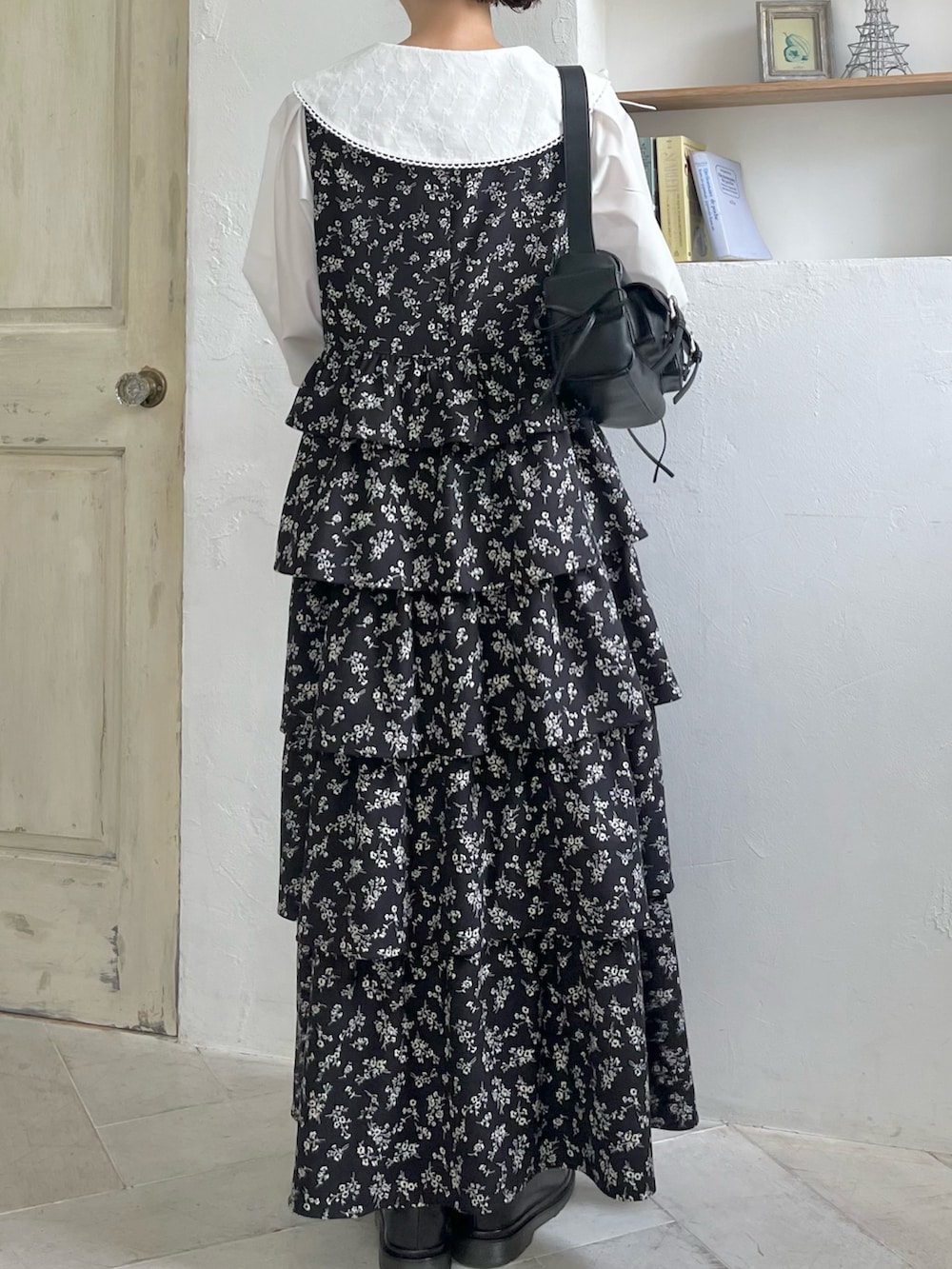 ブラック系のショルダーバッグ、ホワイト系のシャツ/ブラウス、ブラック系のワンピースを着用したレディースの秋コーディネートの4枚目の写真