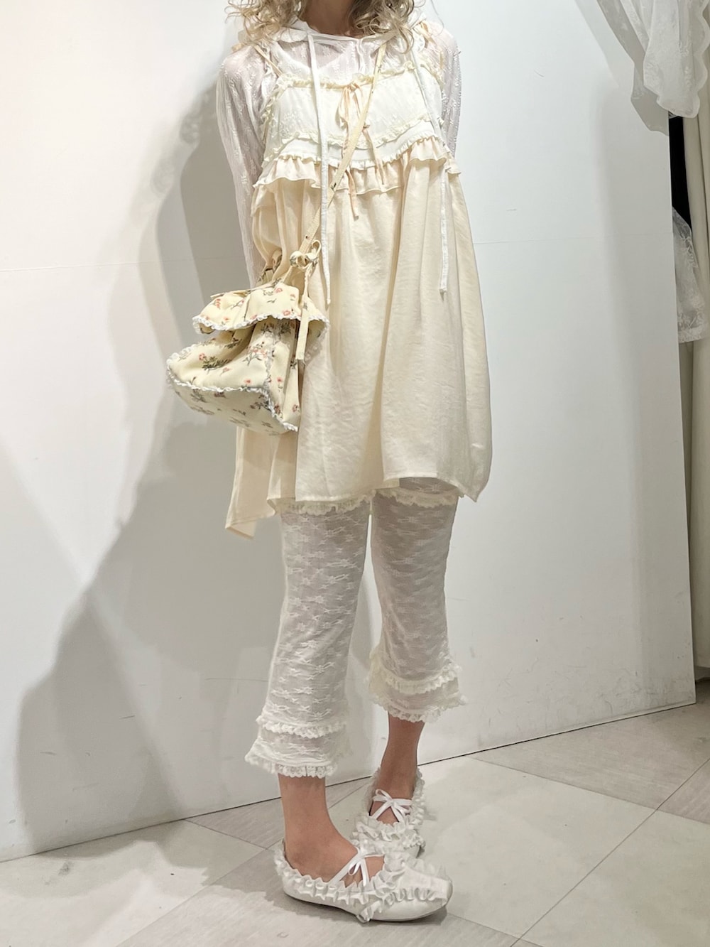 ホワイト系のその他トップス、ホワイト系のTシャツ/カットソー、ホワイト系のショルダーバッグを着用したレディースの秋コーディネートの5枚目の写真