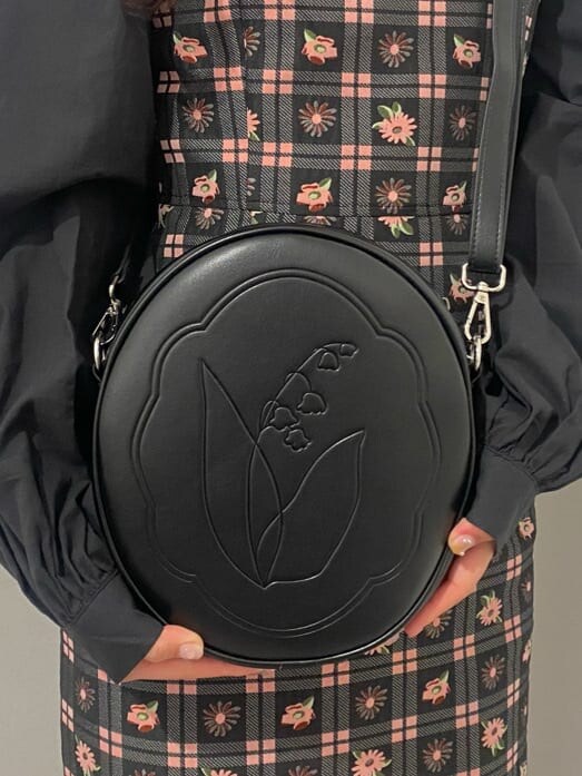 ピンク系のワンピース、ブラック系のシャツ/ブラウス、ブラック系のその他シューズを着用したレディースの冬コーディネートの6枚目の写真