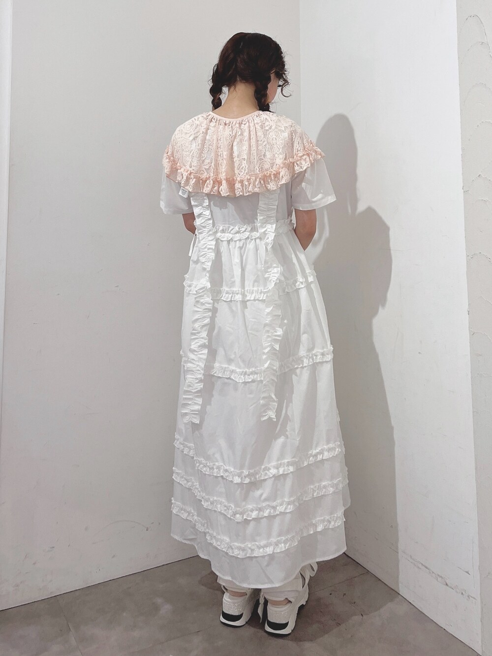 ホワイト系のワンピース、ホワイト系のサンダル、ピンク系の付け襟を着用したレディースの夏コーディネートの3枚目の写真