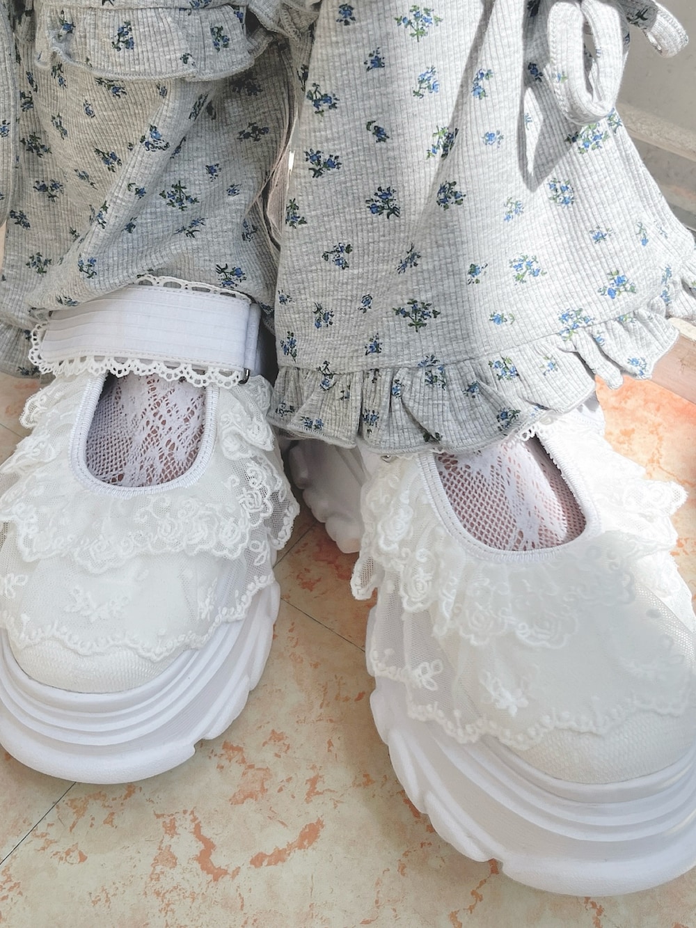 ホワイト系のブルゾン、ホワイト系のショルダーバッグ、ホワイト系のワンピースを着用したレディースの夏コーディネートの9枚目の写真