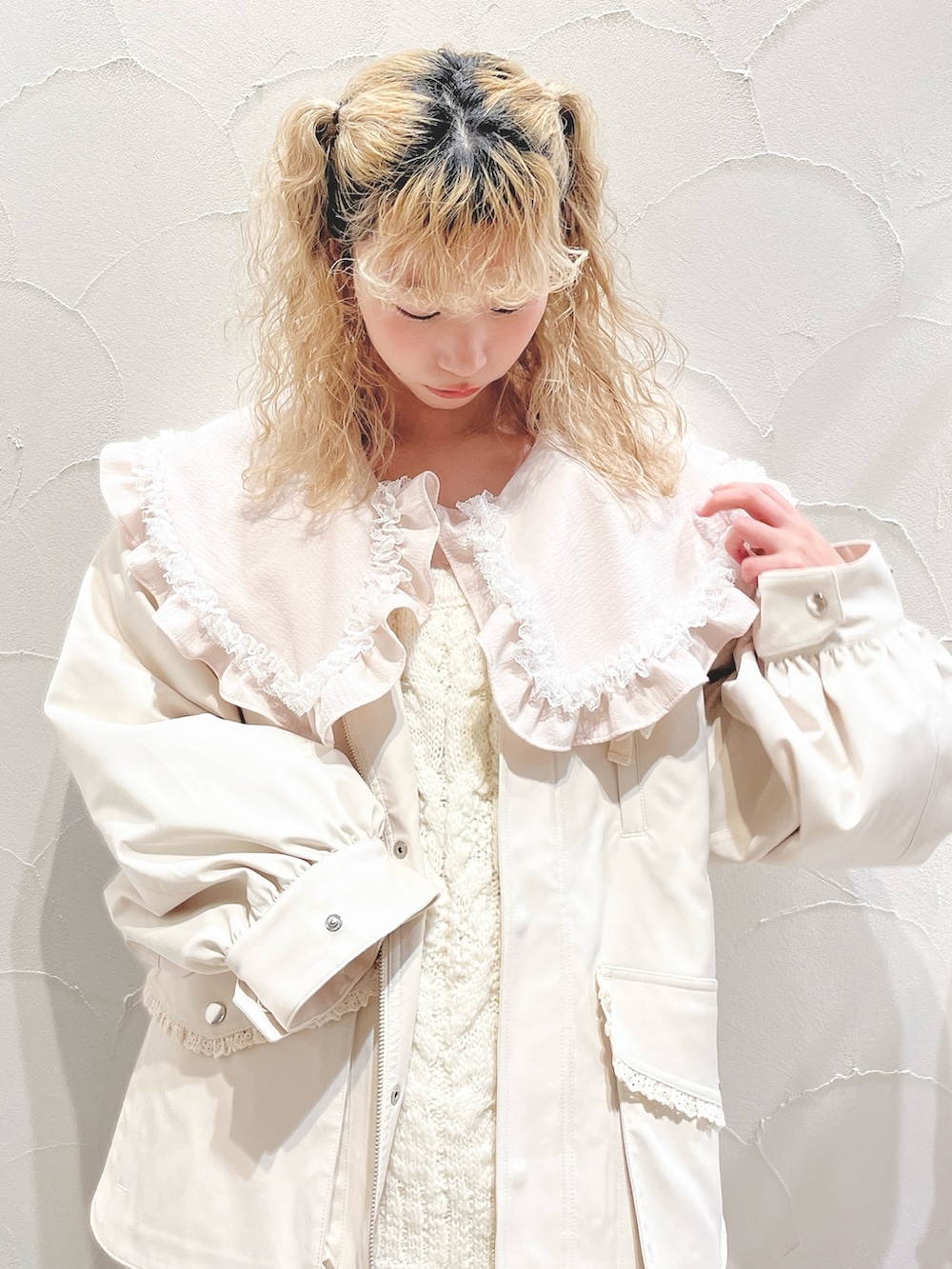 ピンク系のシャツ/ブラウス、ホワイト系のその他パンツ、ホワイト系のブルゾンを着用したレディースの冬コーディネートの6枚目の写真