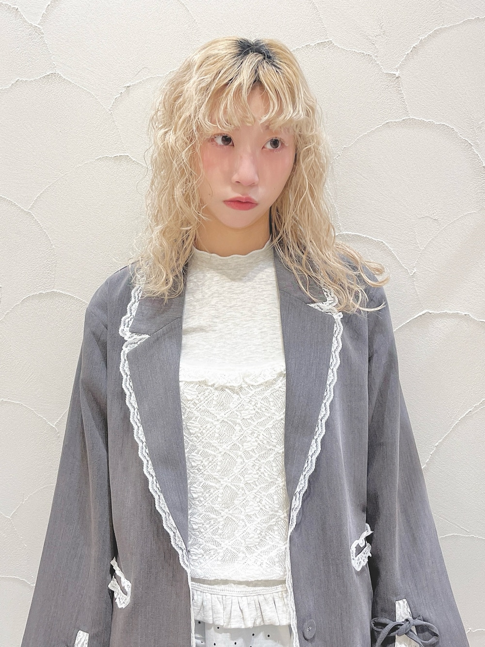 グレー系のテーラードジャケット、グレー系のTシャツ/カットソー、その他のスカートを着用したレディースの冬コーディネートの5枚目の写真