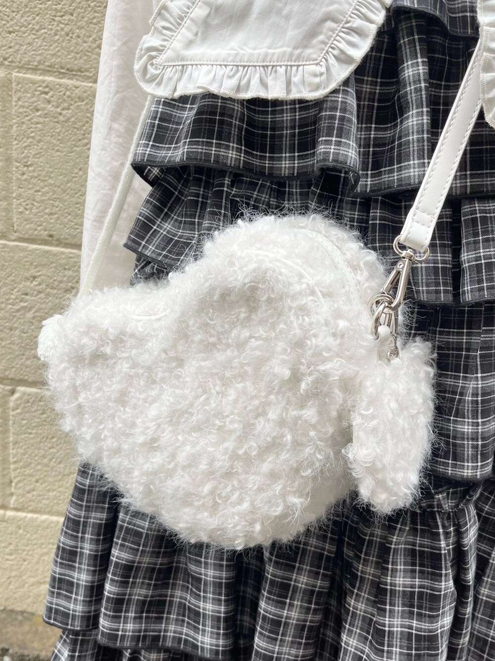 ホワイト系のシャツ/ブラウス、ブラック系のワンピース、ホワイト系のショルダーバッグを着用したレディースの秋コーディネートの9枚目の写真